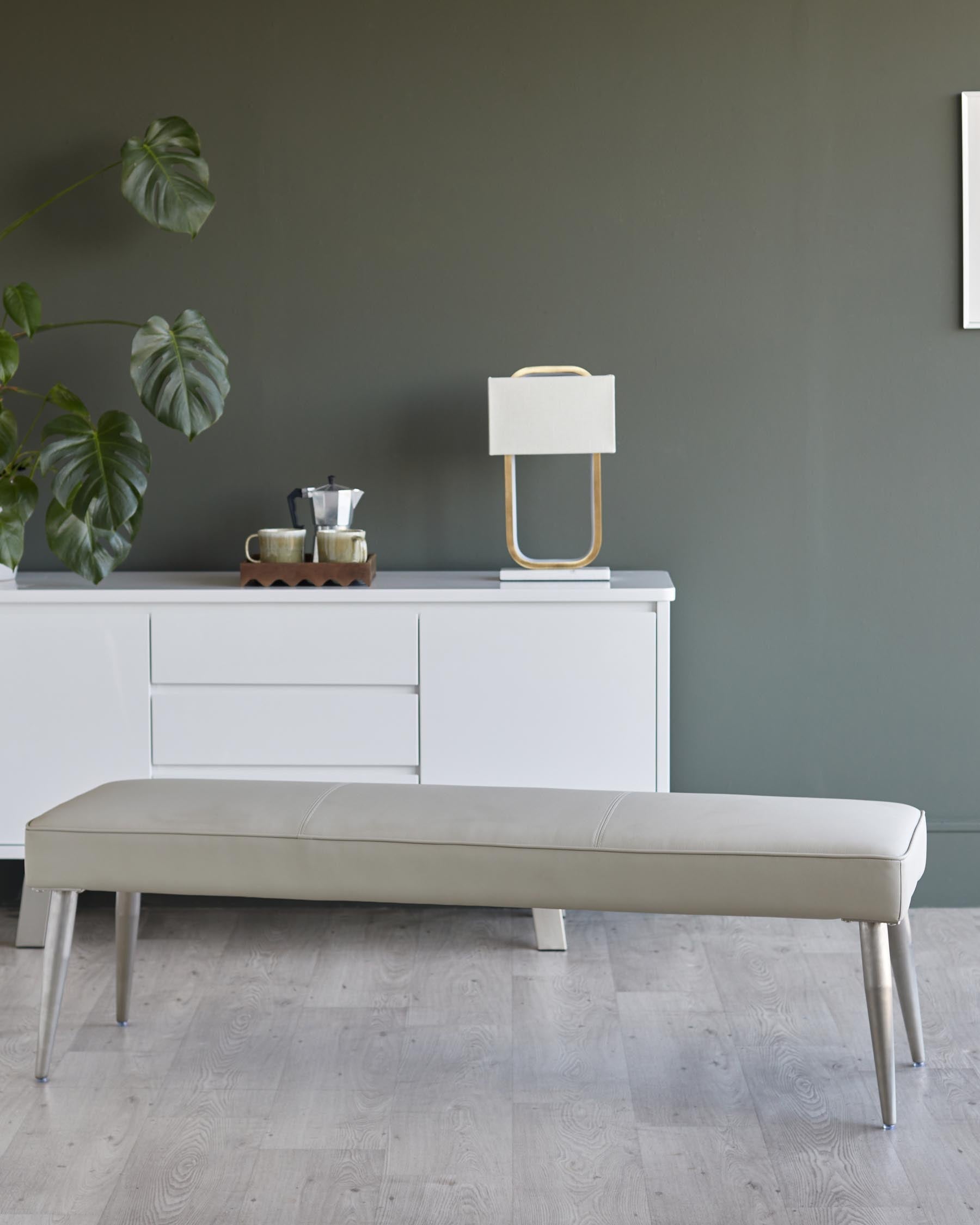 Banquette 3 places sans dossier en similicuir gris clair et acier inoxydable