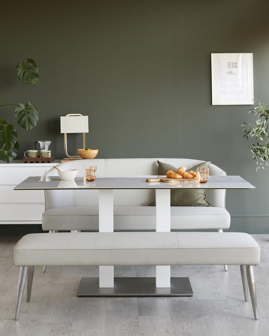 Banquette 3 places sans dossier en similicuir gris clair et acier inoxydable