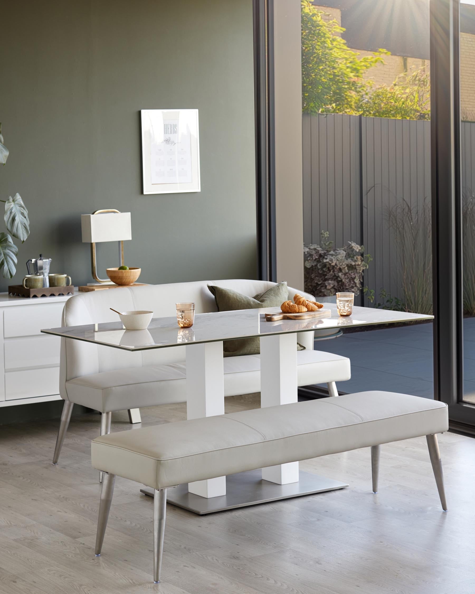 Banquette 3 places sans dossier en similicuir gris clair et acier inoxydable