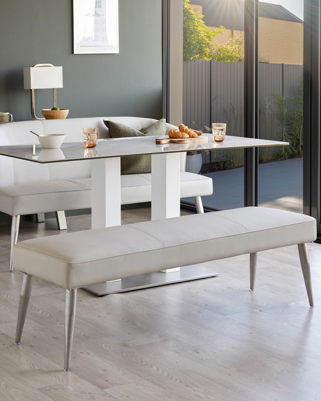 Banquette 3 places sans dossier en similicuir gris clair et acier inoxydable