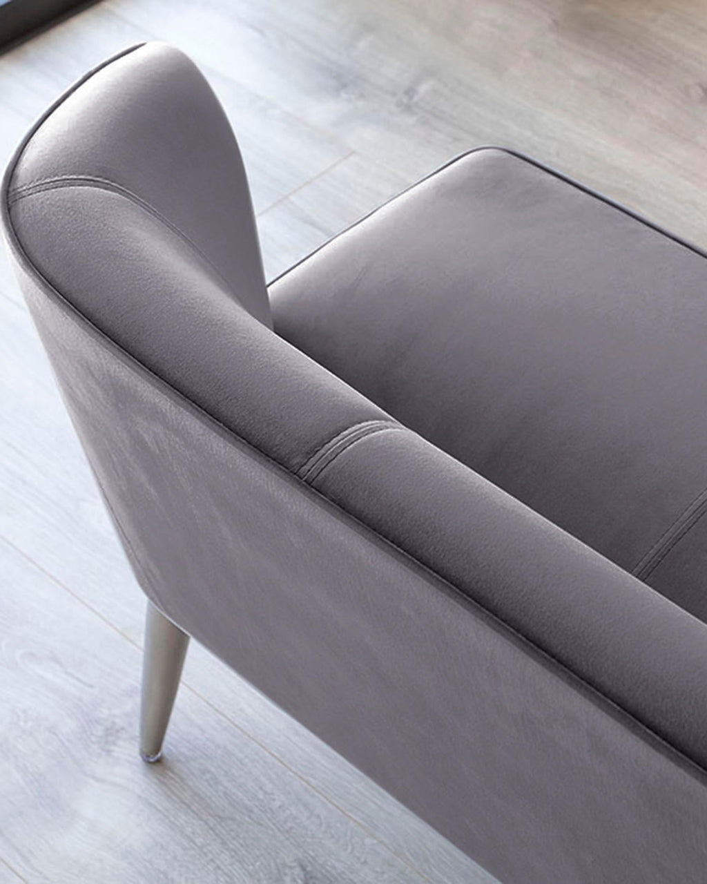 Banquette 3 places en velours gris foncé doux avec dossier