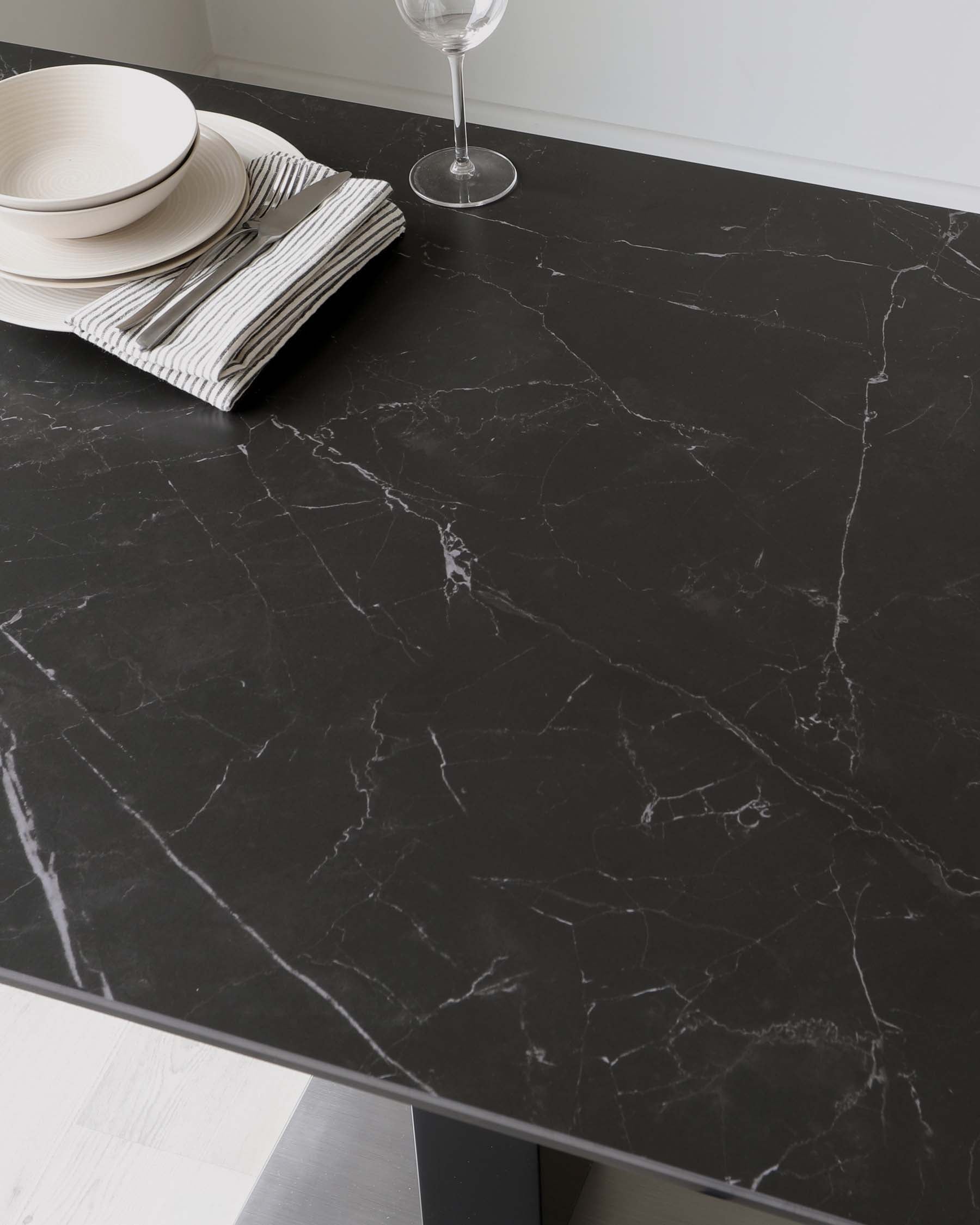 Table à manger 6 places en céramique noire Mia