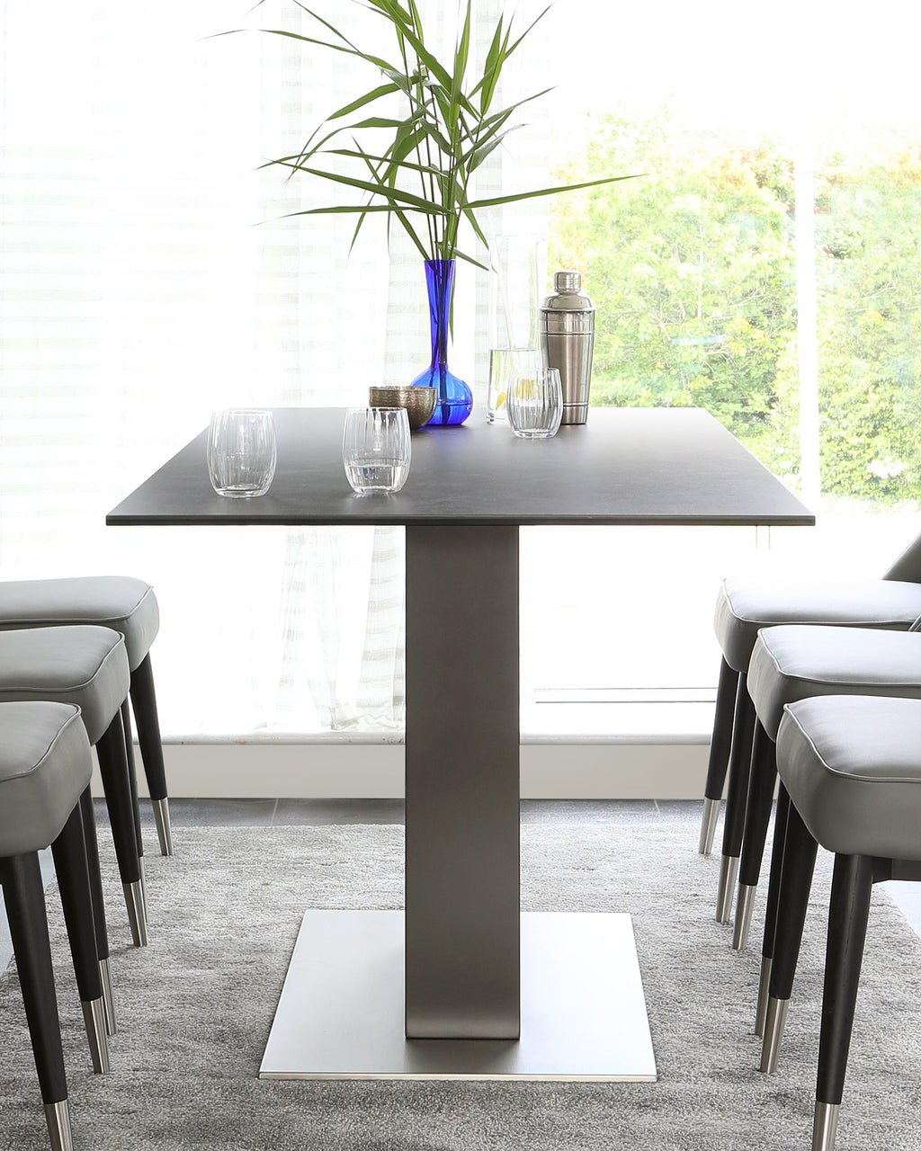 Table à manger 6 places en céramique gris foncé Mia