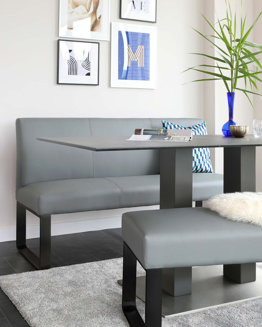 Banc 3 places Loop en similicuir gris moyen et pieds noirs, sans dossier