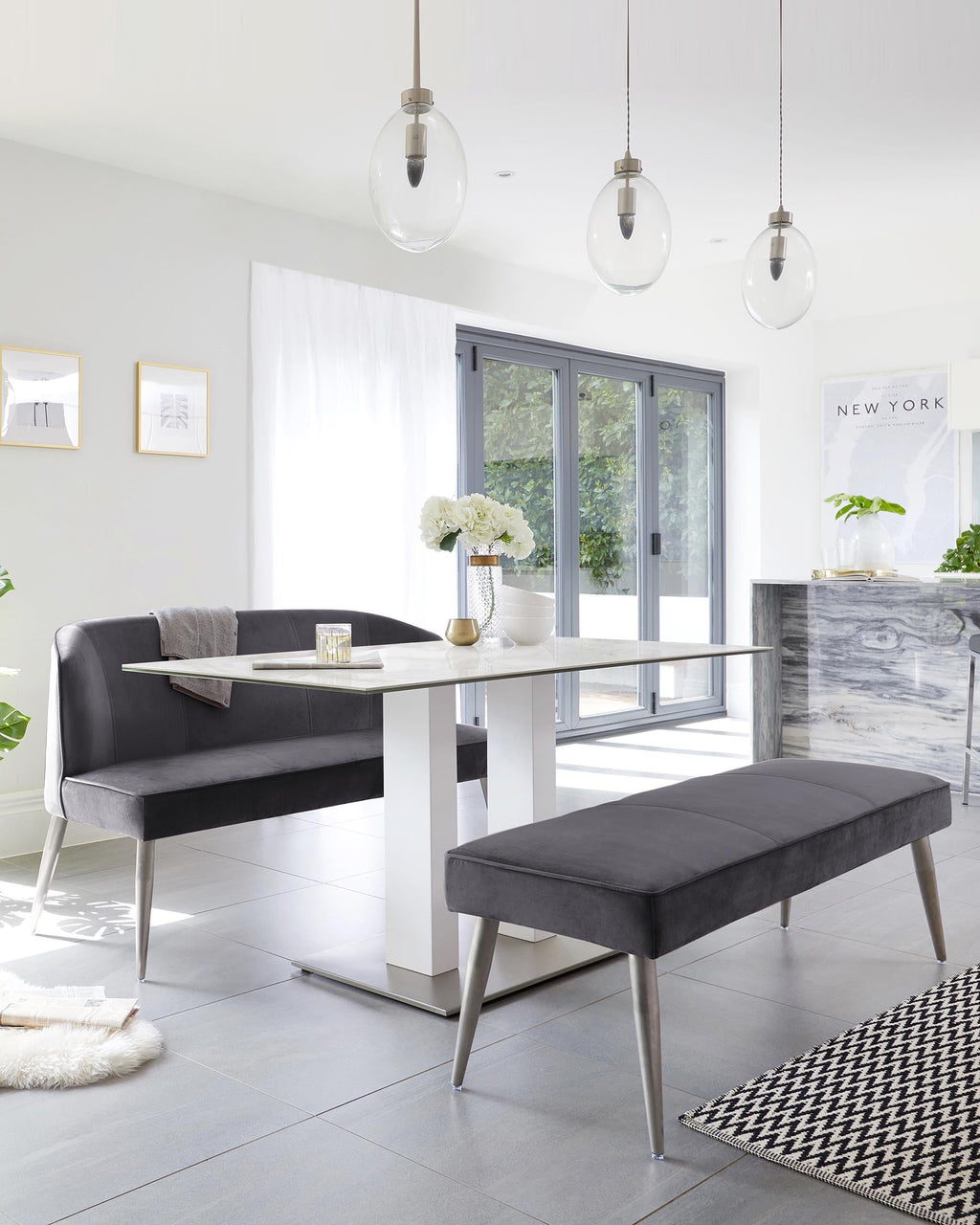 Banquette 3 places sans dossier en velours gris foncé doux