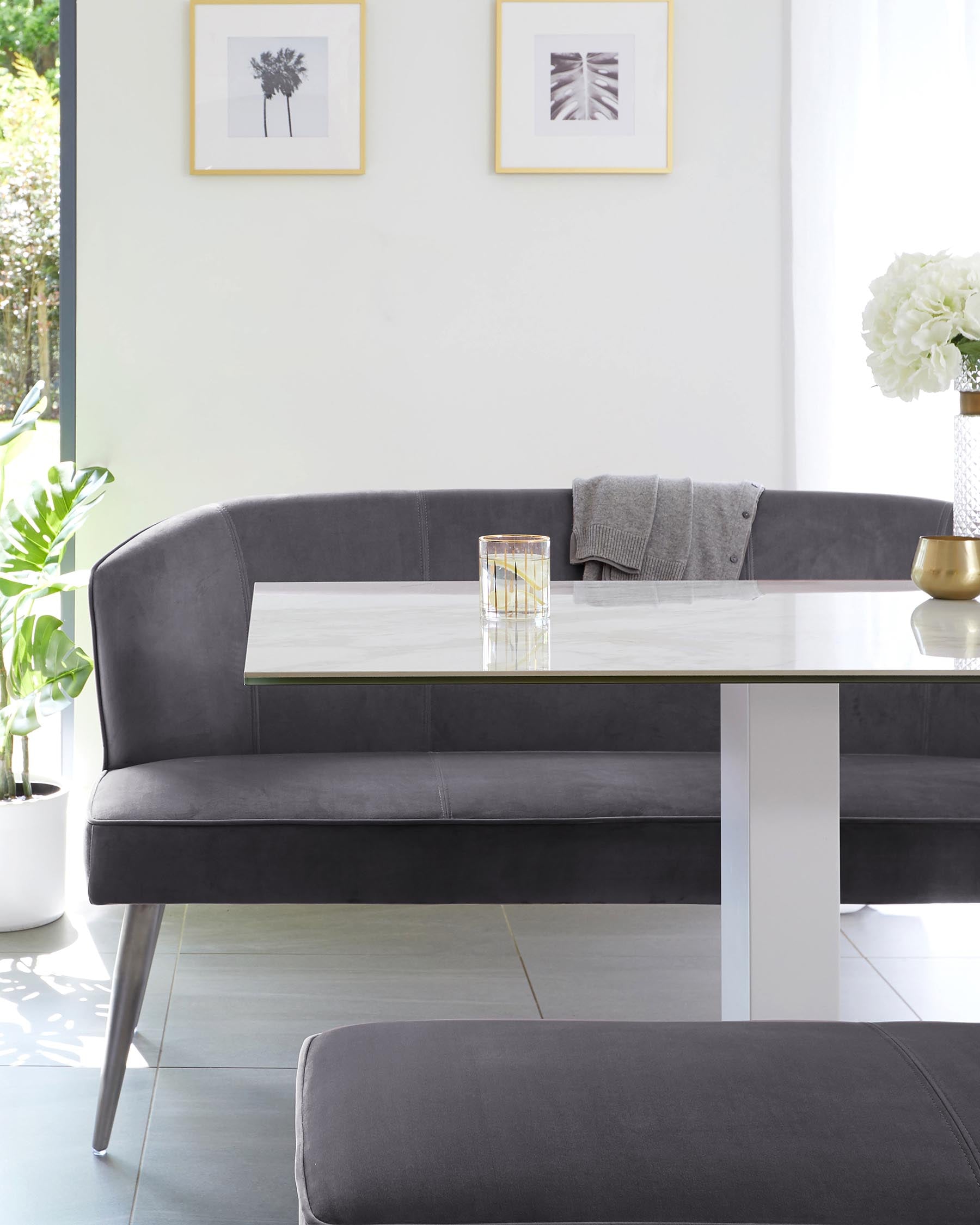 Banquette 3 places en velours gris foncé doux avec dossier