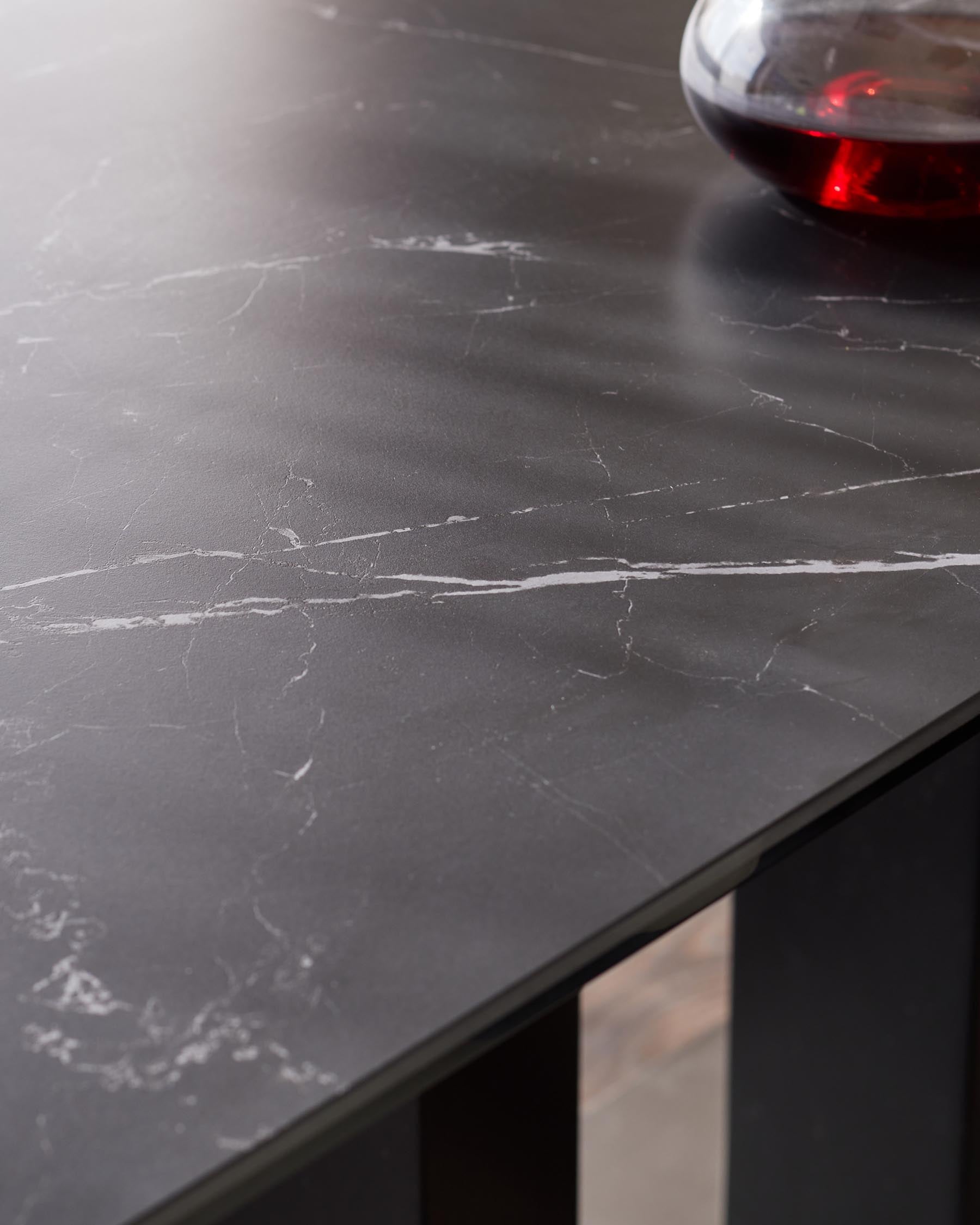 Table à manger 6 places en céramique noire Mia