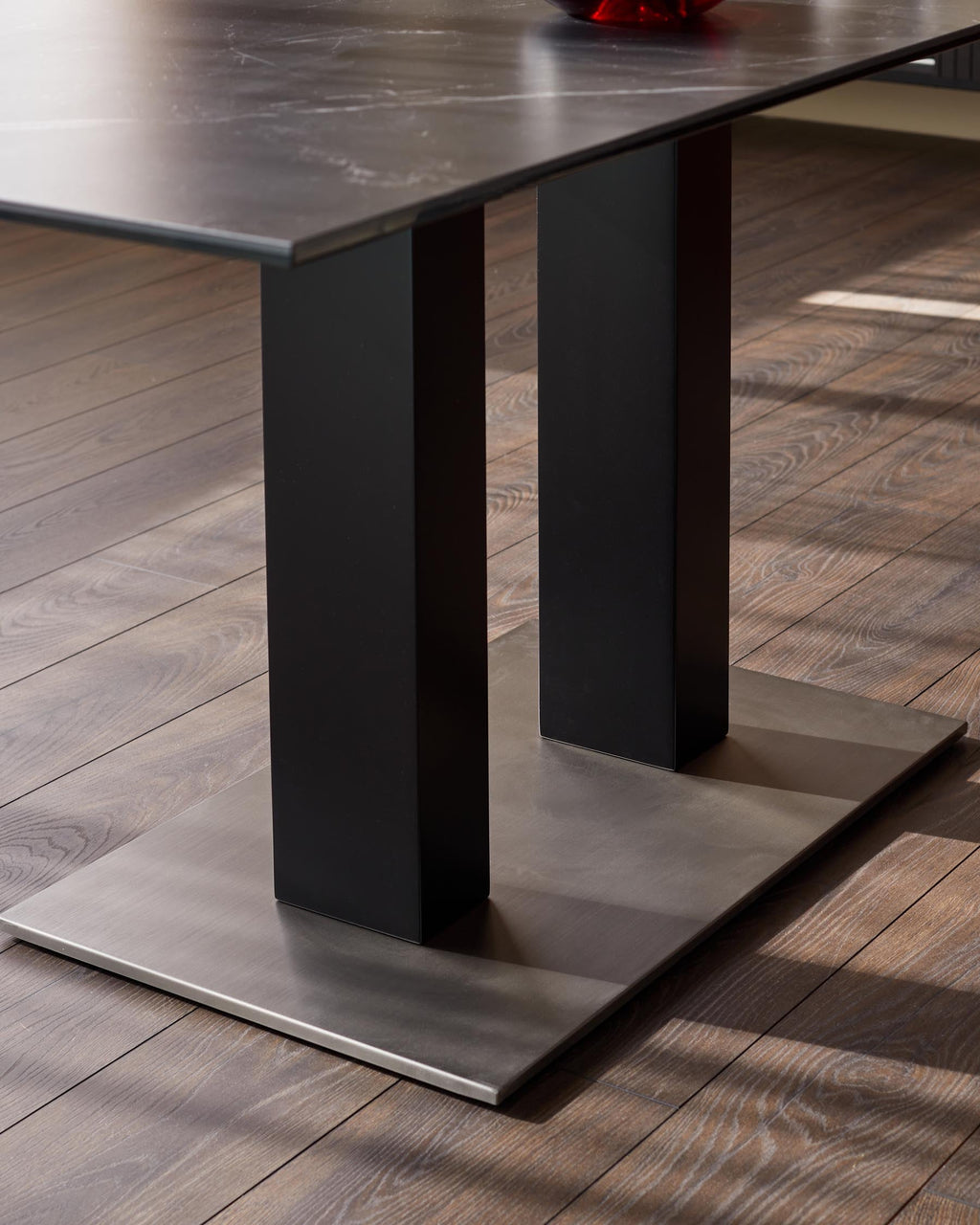 Table à manger 6 places en céramique noire Mia