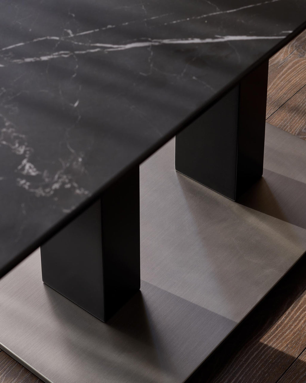 Table à manger 6 places en céramique noire Mia