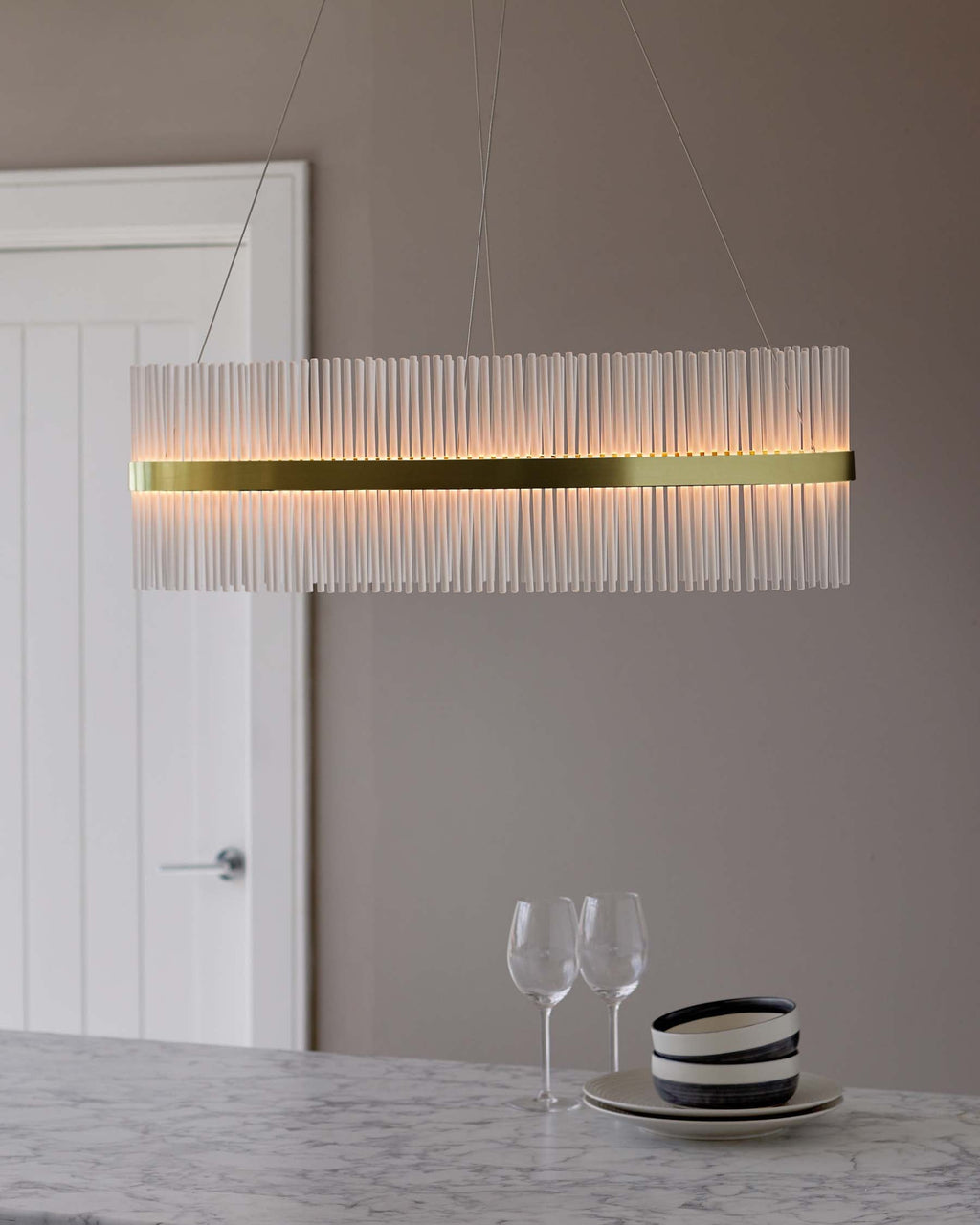 Pendentif ovale Mila en laiton brossé avec halo