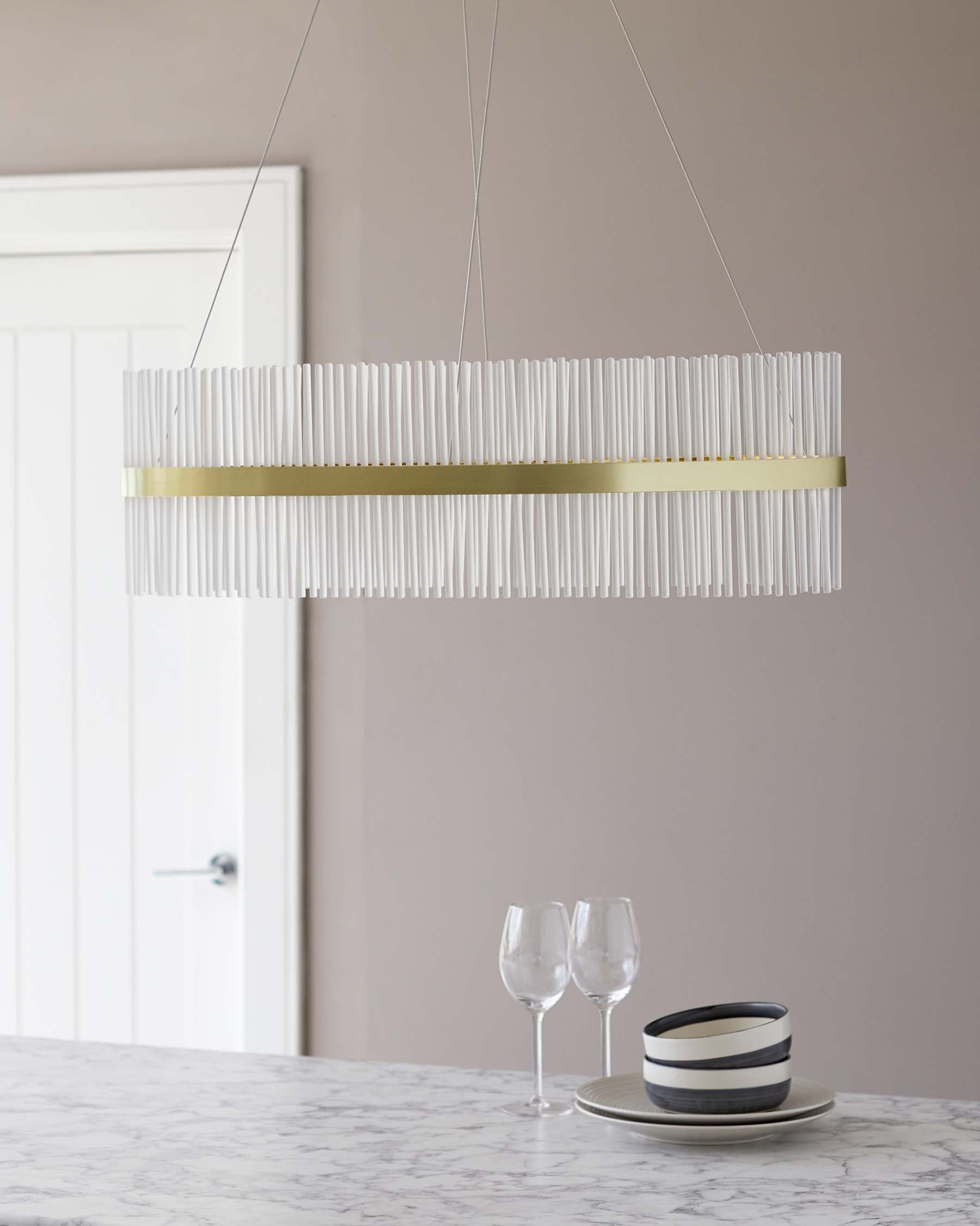 Pendentif ovale Mila en laiton brossé avec halo