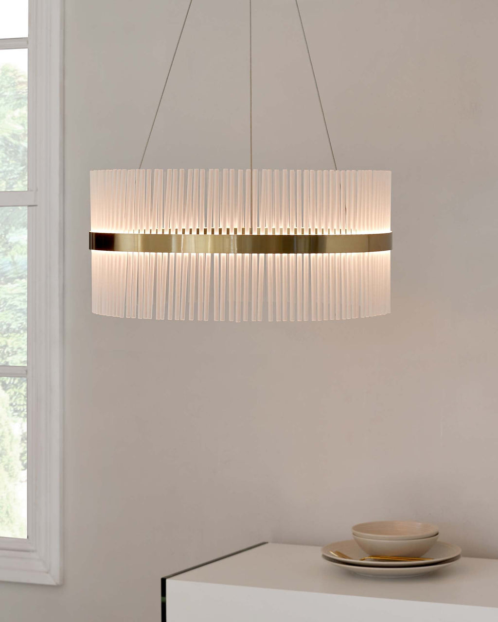 Pendentif rond Mila en laiton brossé avec halo