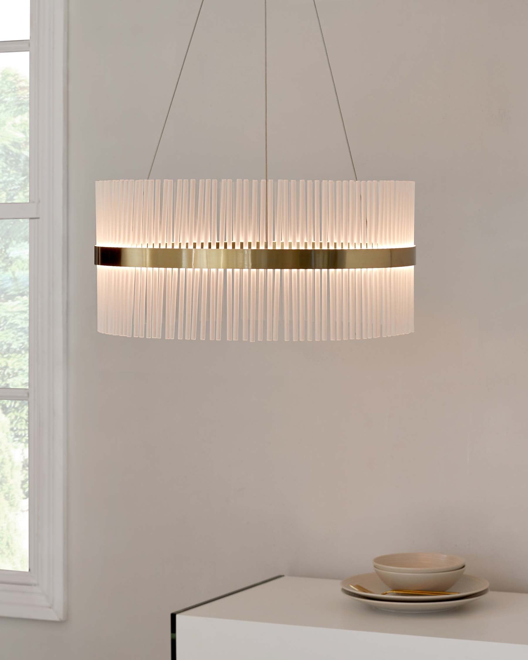 Pendentif rond Mila en laiton brossé avec halo