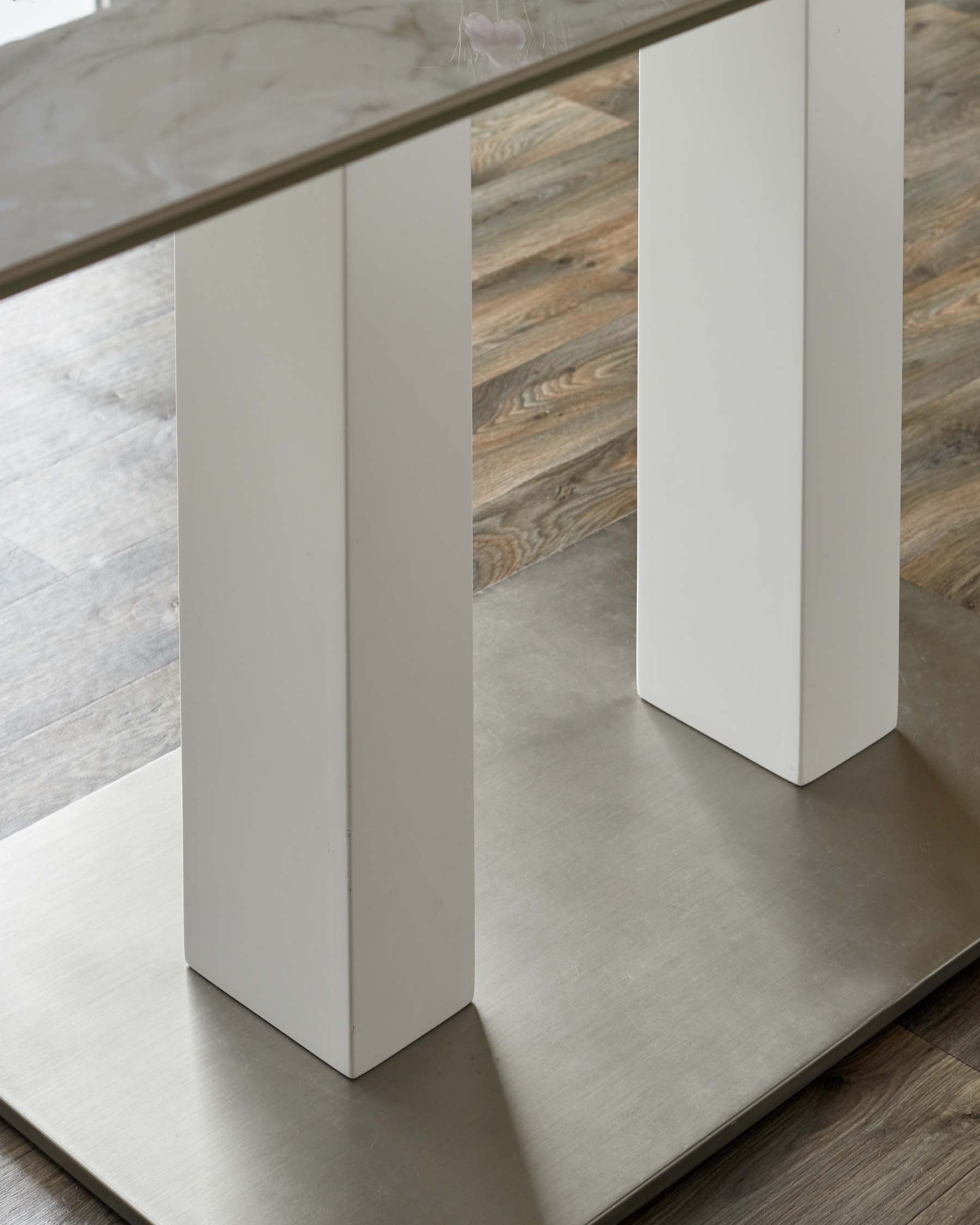 Table à manger 6 places Mia en céramique marbrée blanche