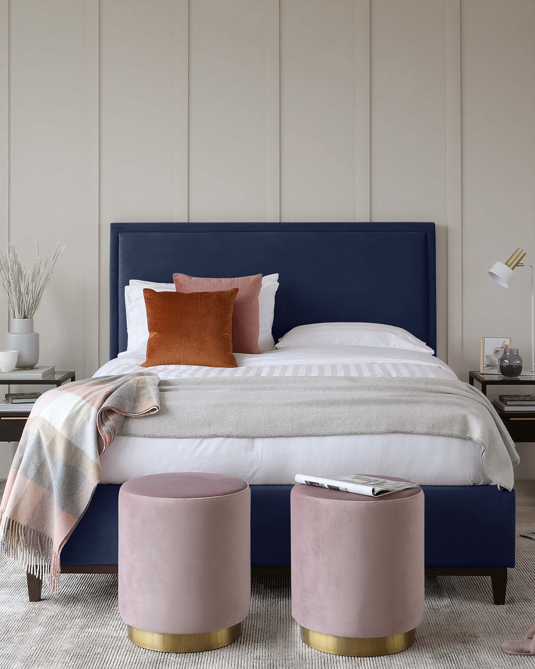 Lit double Monica en velours bleu marine avec rangement