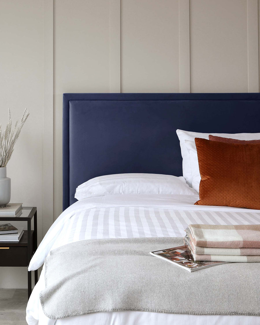 Lit double Monica en velours bleu marine avec rangement