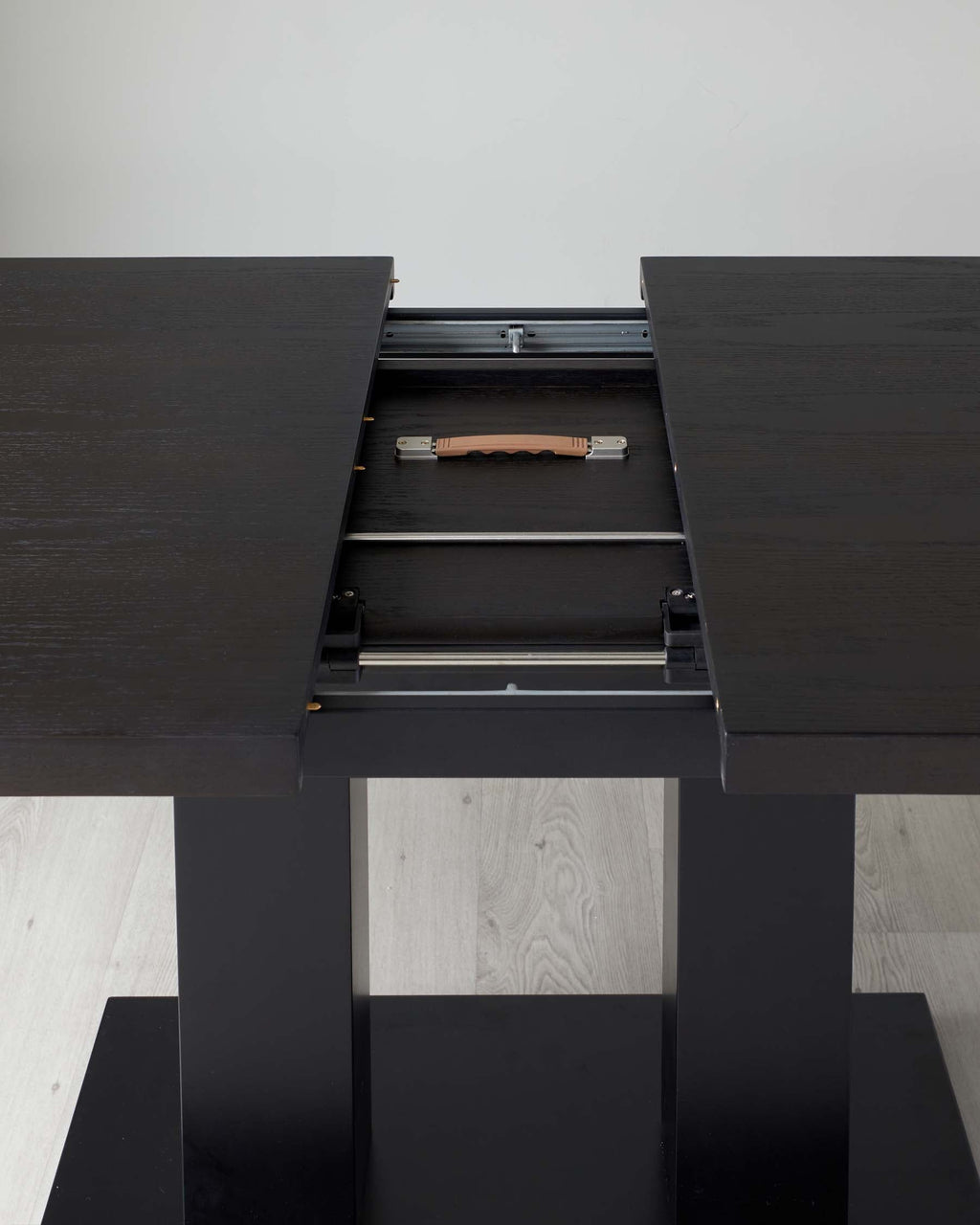 Table de salle à manger extensible Morgan en chêne foncé, 6 à 8 places