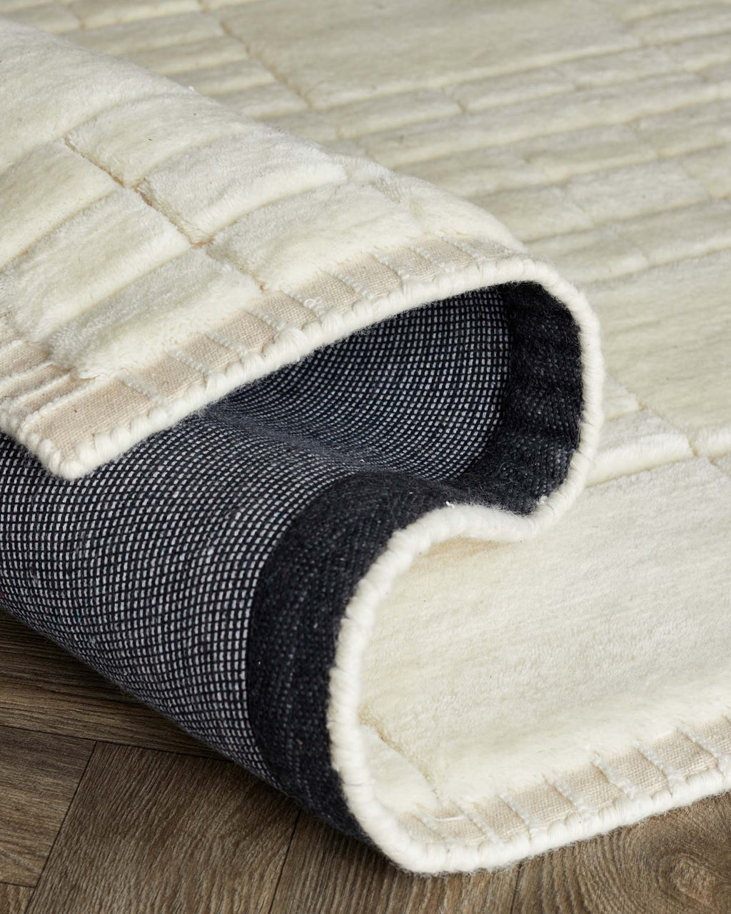 Tapis moyen en laine sculptée crème à motif mosaïque