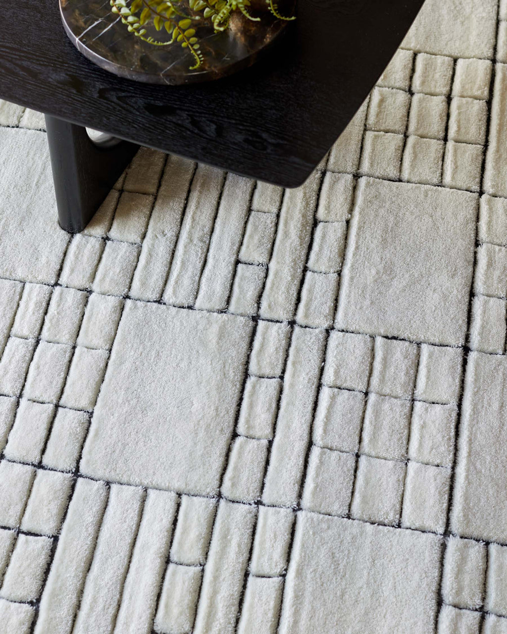 Petit tapis en laine sculptée à motif mosaïque crème et noir