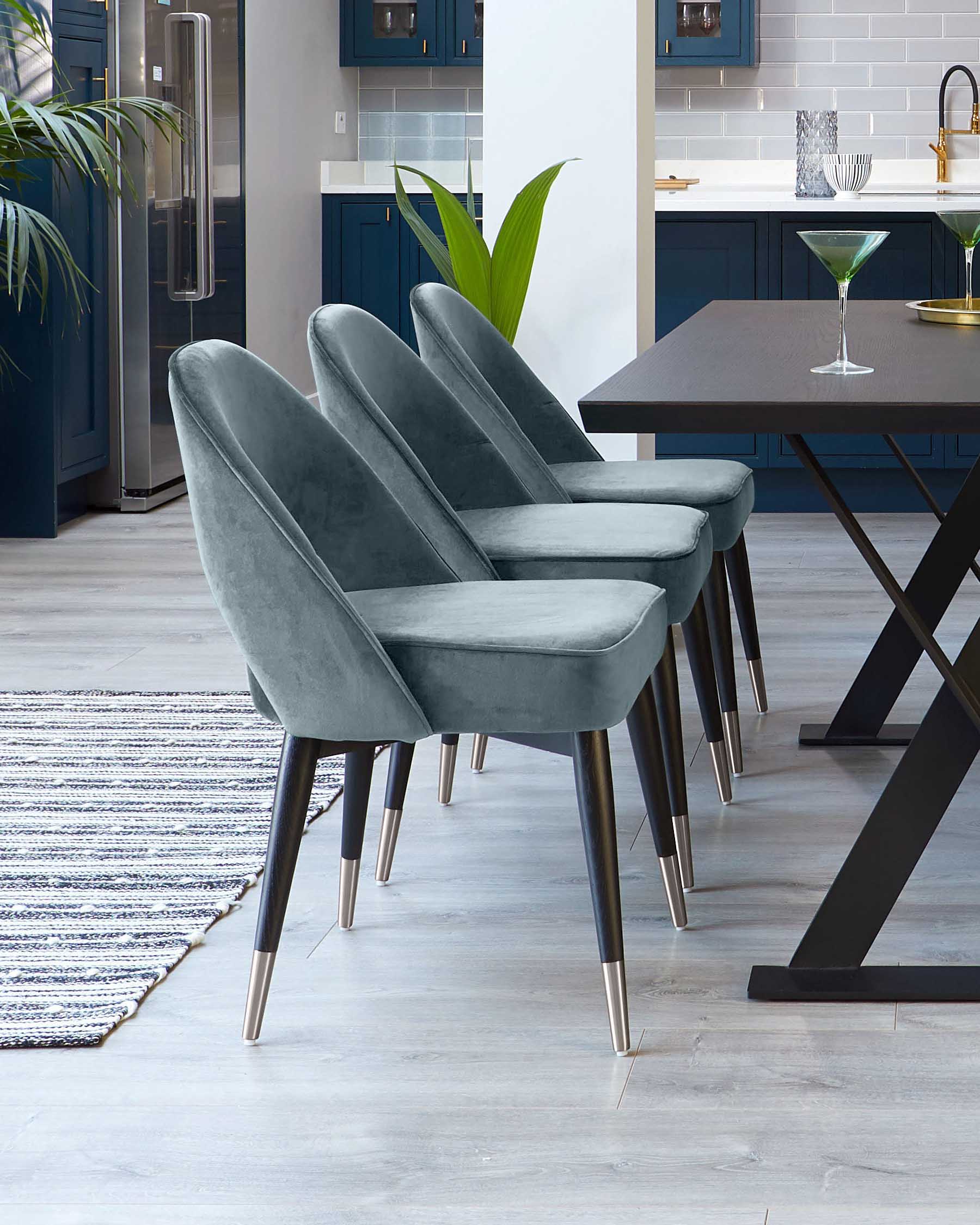 Chaise de salle à manger en velours gris-bleu trèfle