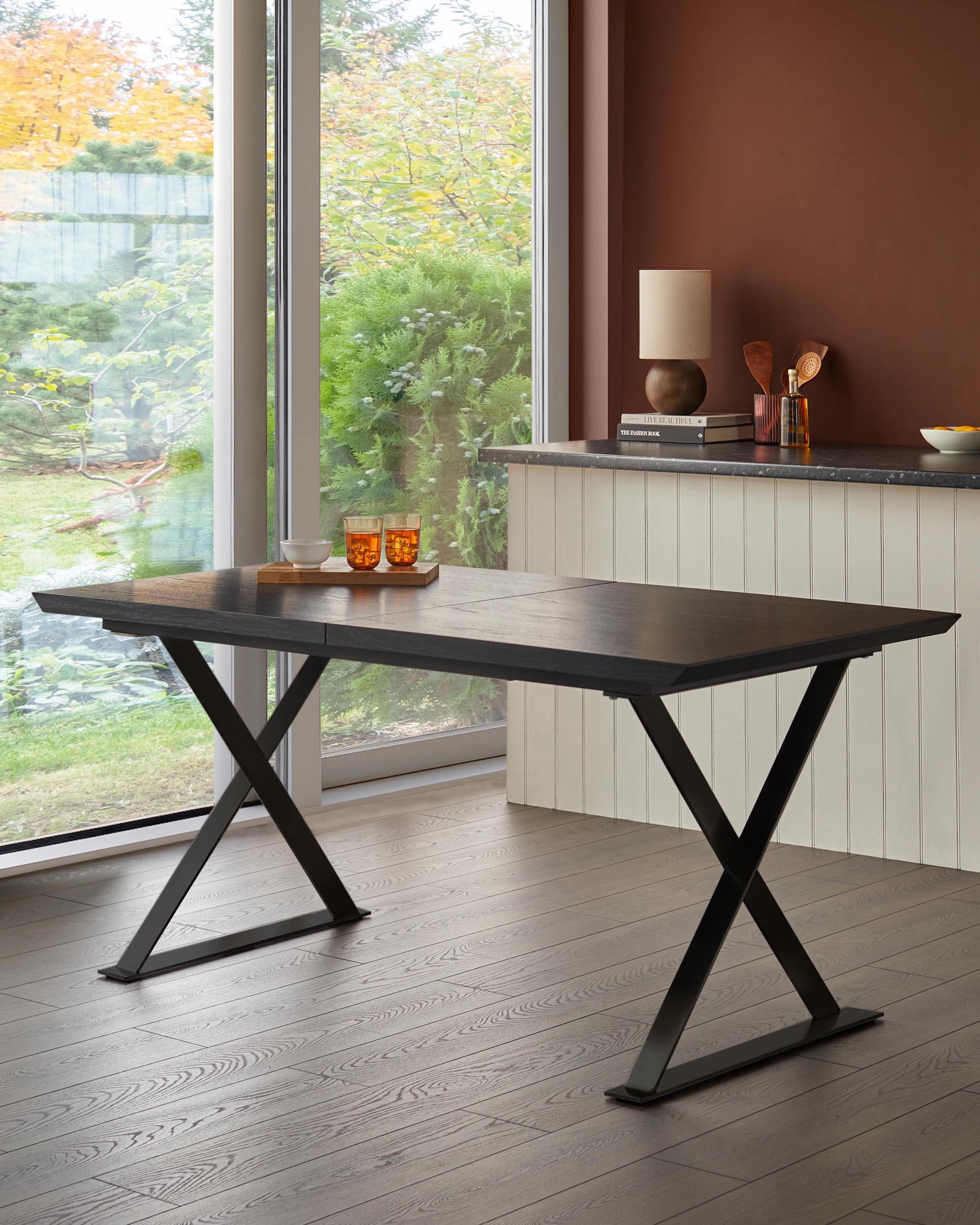 Table à manger extensible Nala en bois foncé délavé, de 6 à 8 places