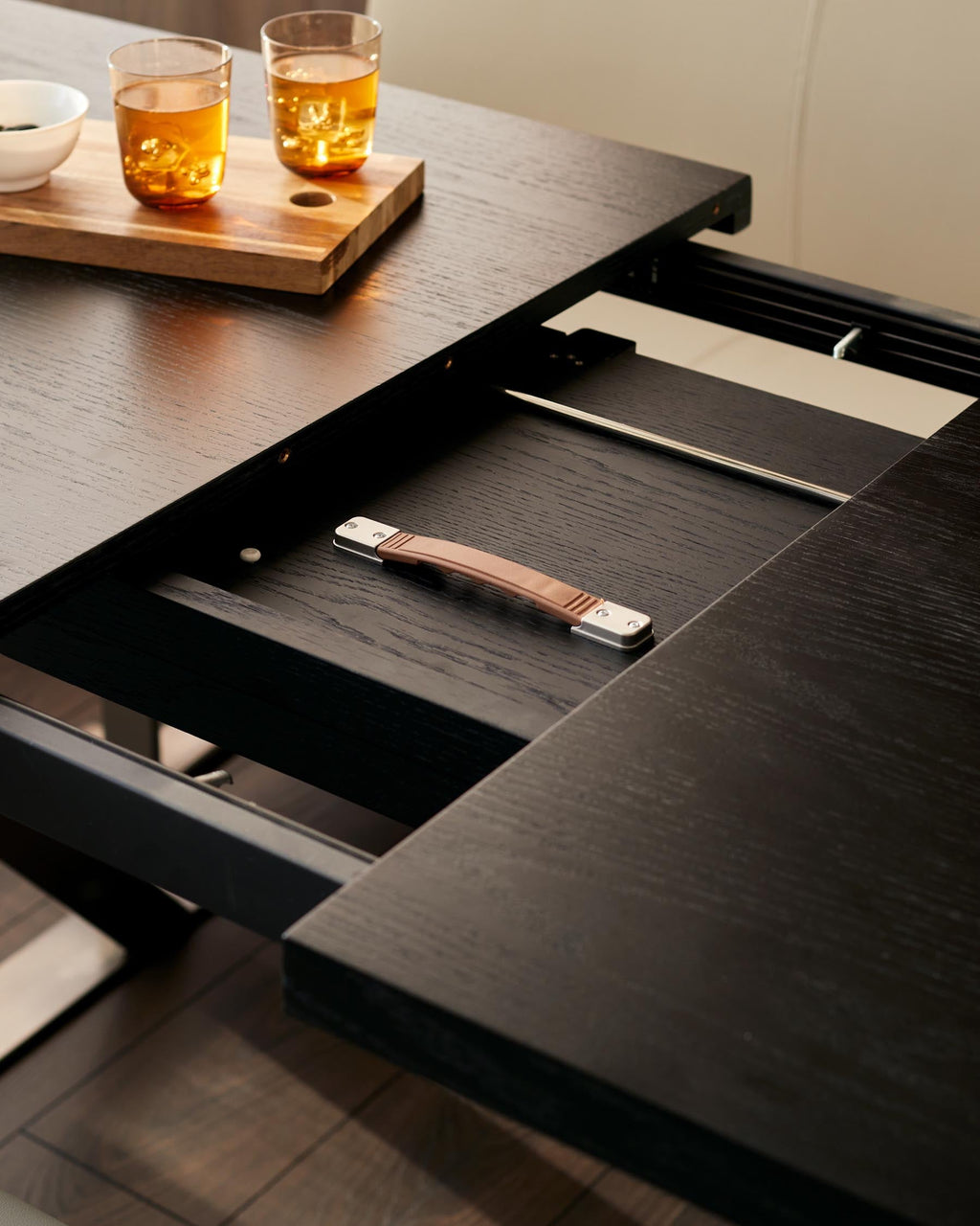 Table à manger extensible Nala en bois foncé délavé, de 6 à 8 places