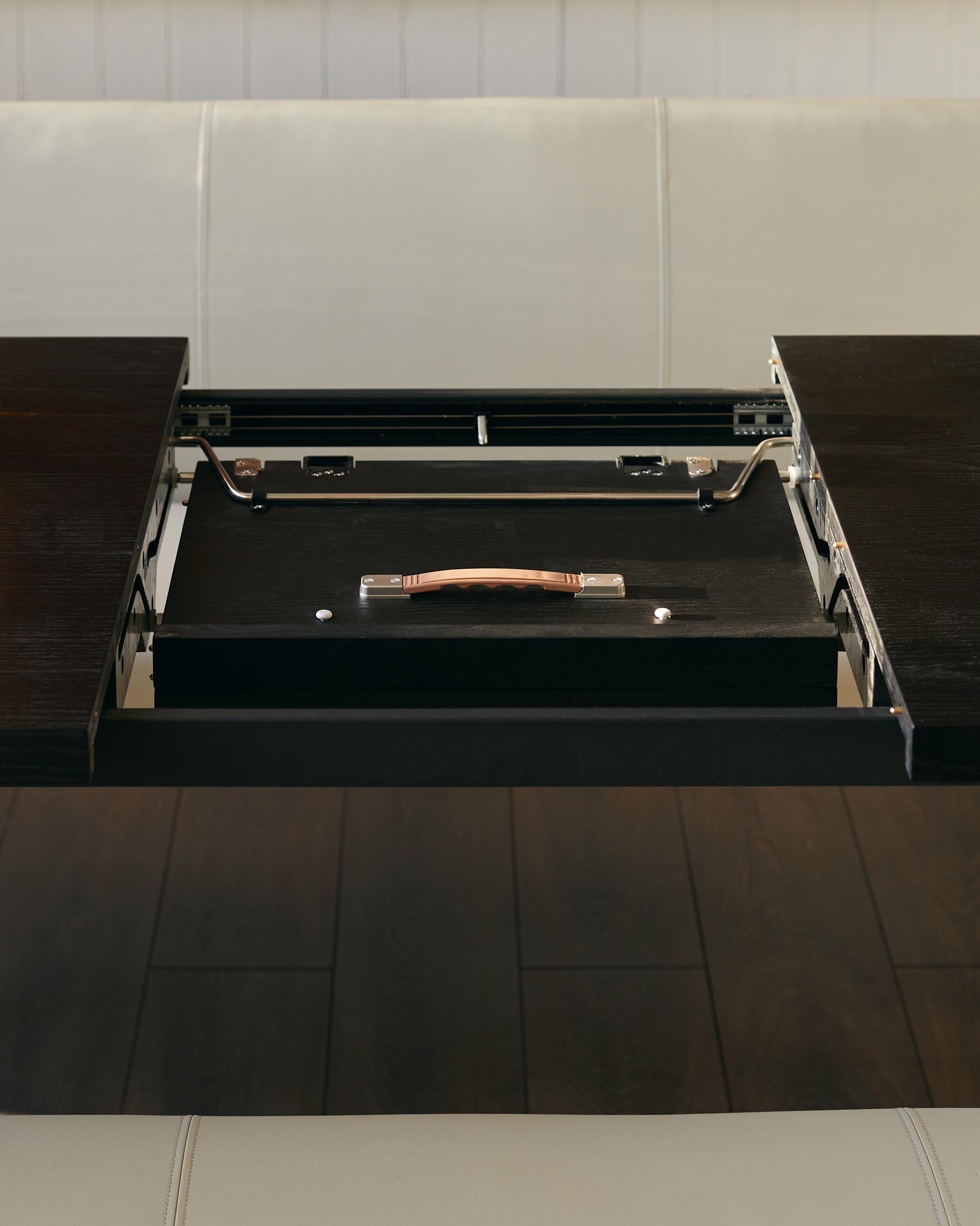 Table à manger extensible Nala en bois foncé délavé, de 6 à 8 places