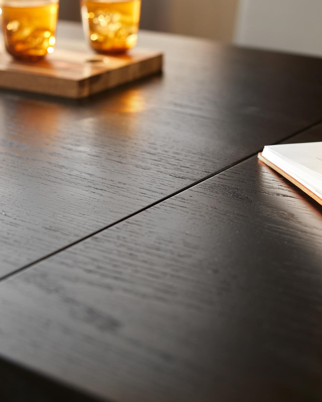 Table à manger extensible Nala en bois foncé délavé, de 6 à 8 places