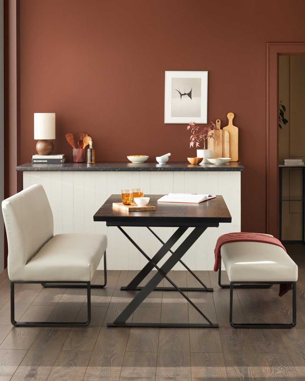 Table à manger extensible Nala en bois foncé délavé, de 6 à 8 places