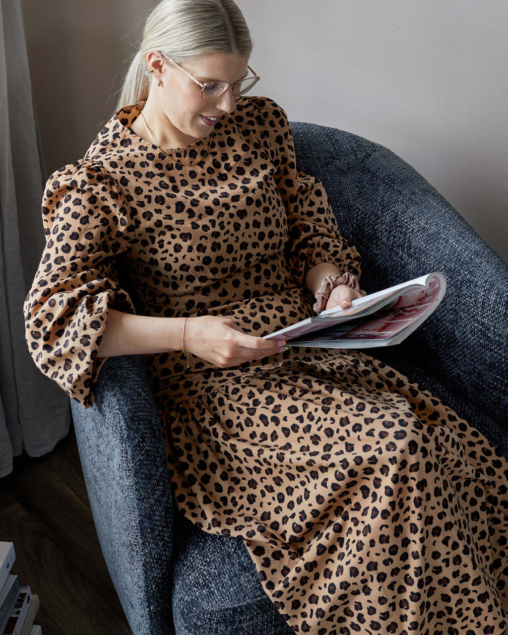 Fauteuil pivotant Natalia bleu foncé à grosses mailles