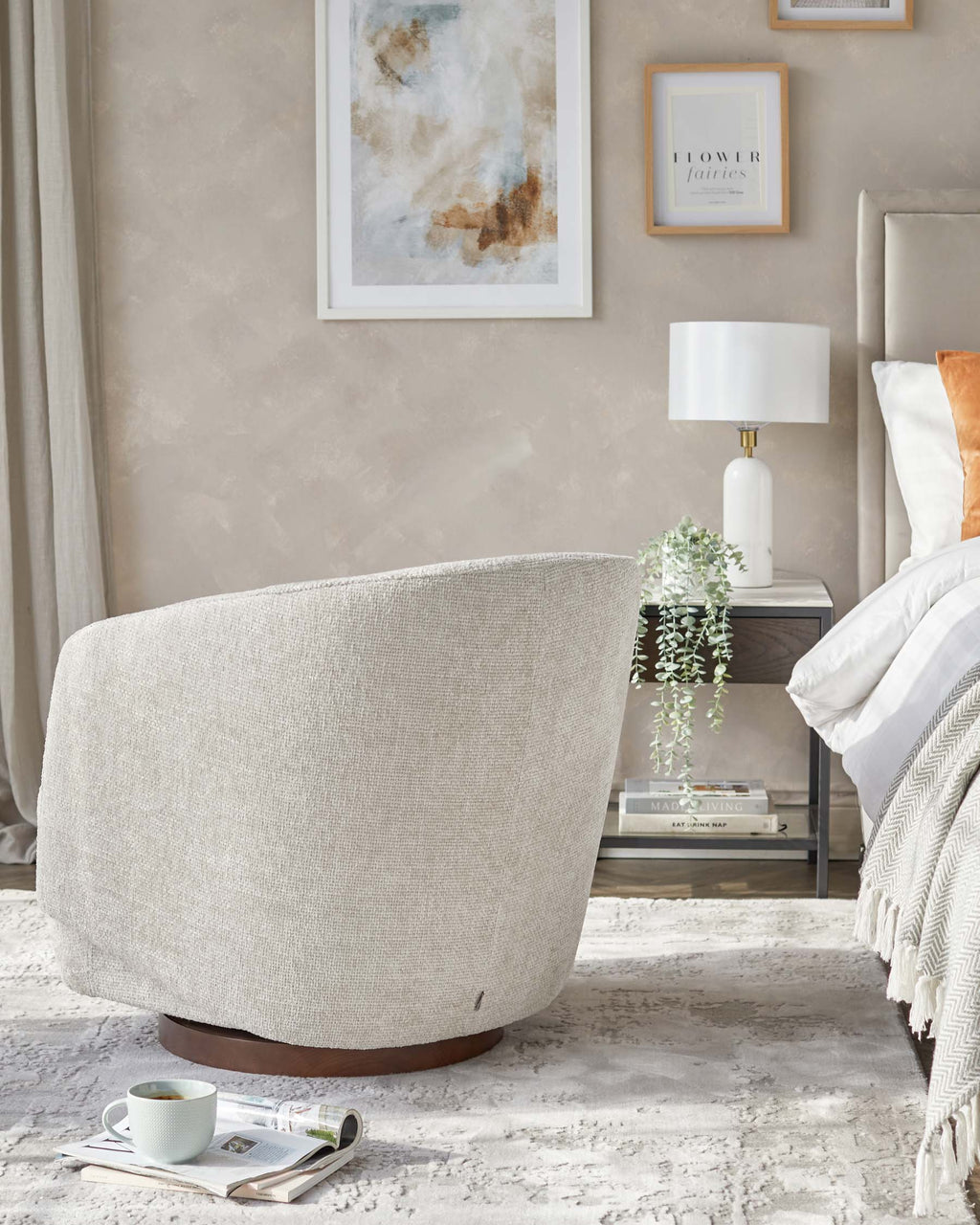 Fauteuil pivotant Natalia en tissu naturel à grosses mailles