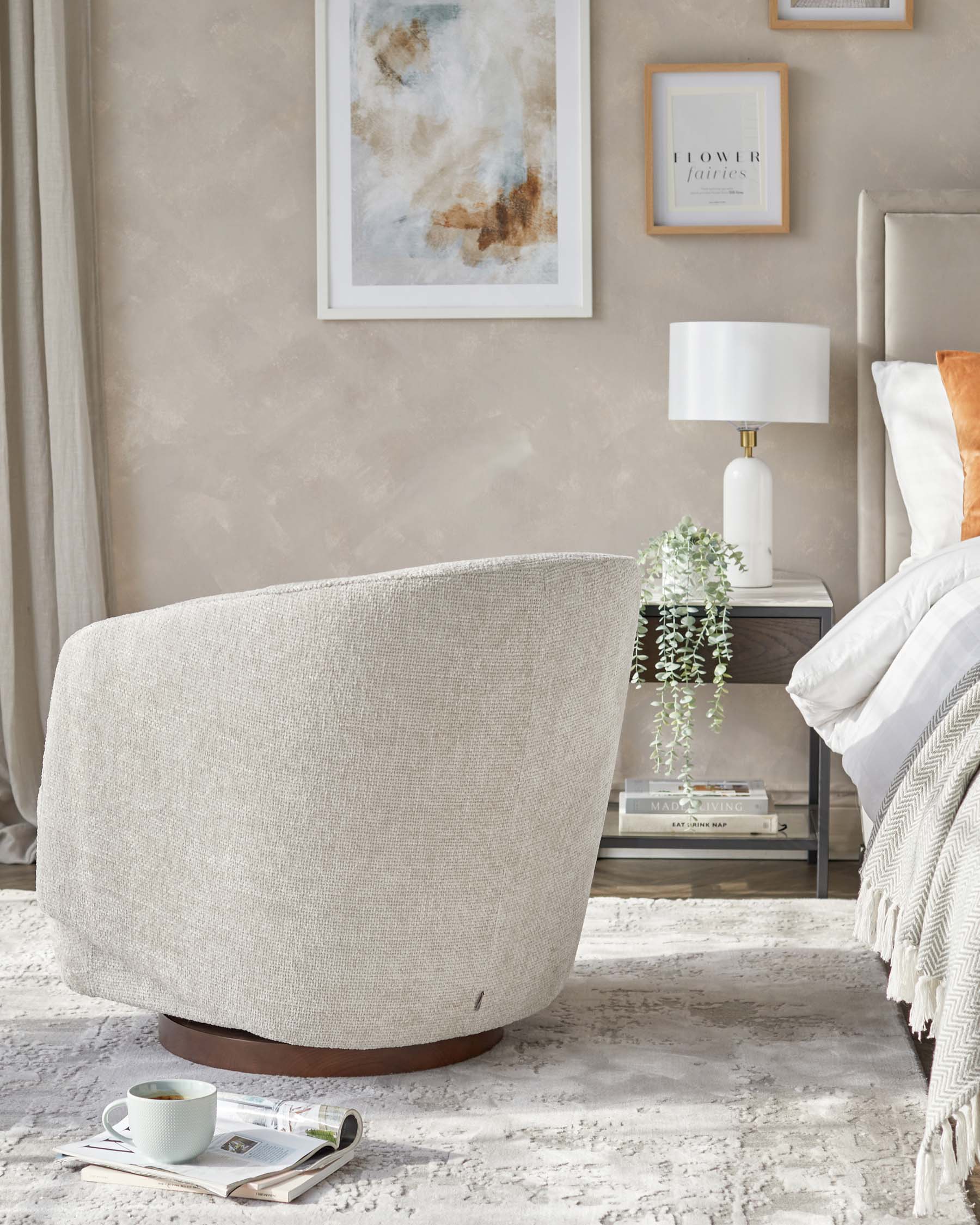 Fauteuil pivotant Natalia en tissu naturel à grosses mailles