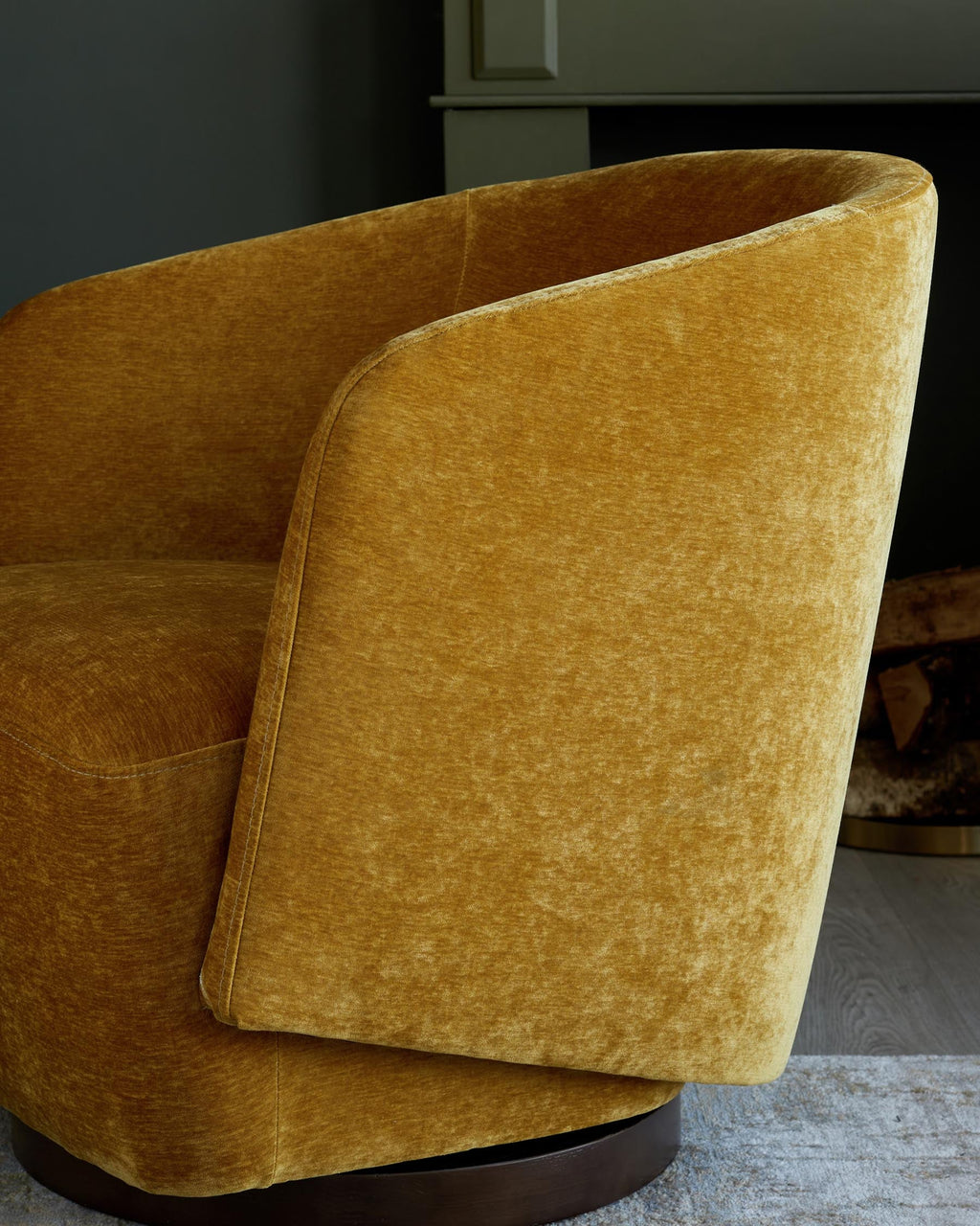 Fauteuil pivotant en chenille ocre Natalia