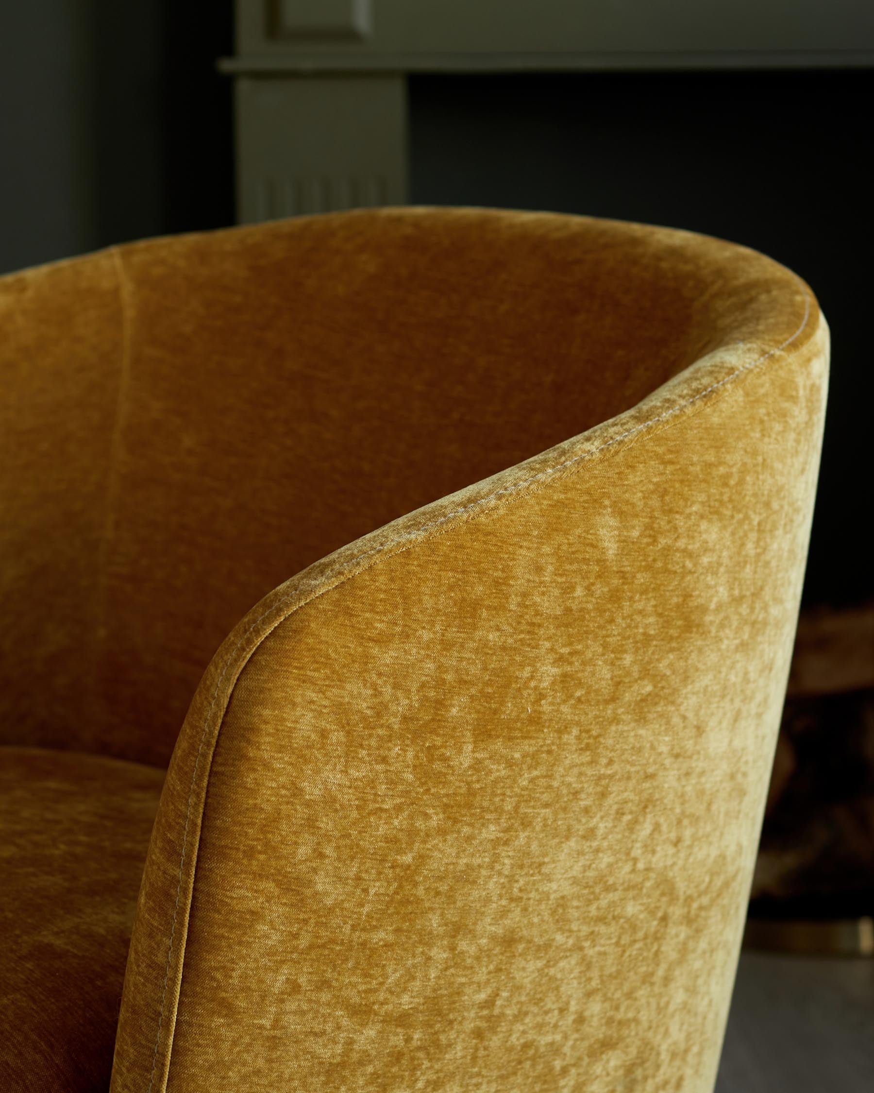 Fauteuil pivotant en chenille ocre Natalia
