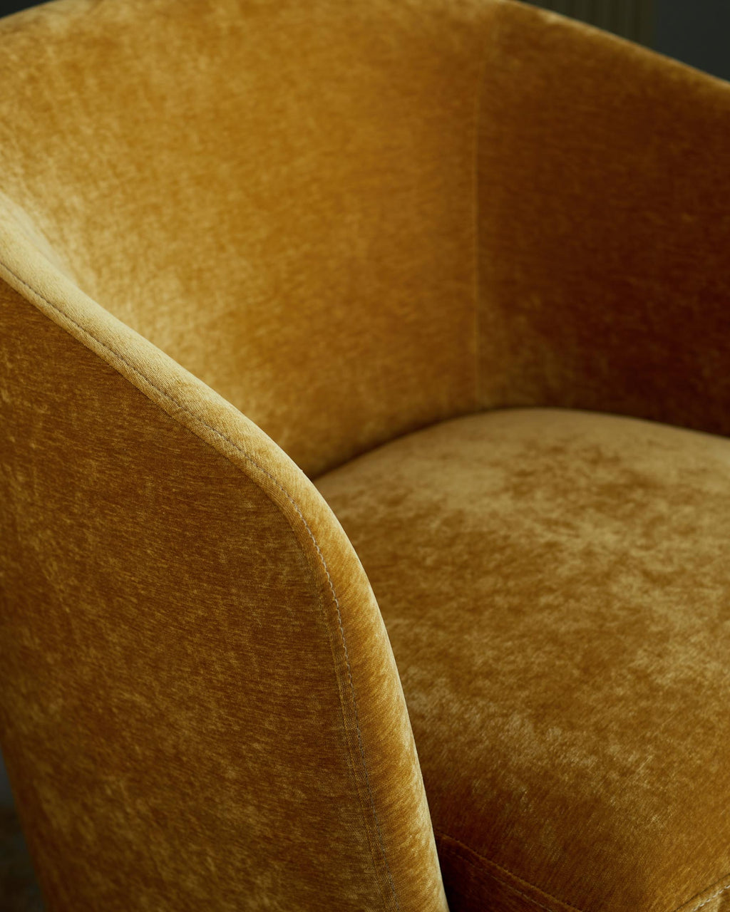 Fauteuil pivotant en chenille ocre Natalia