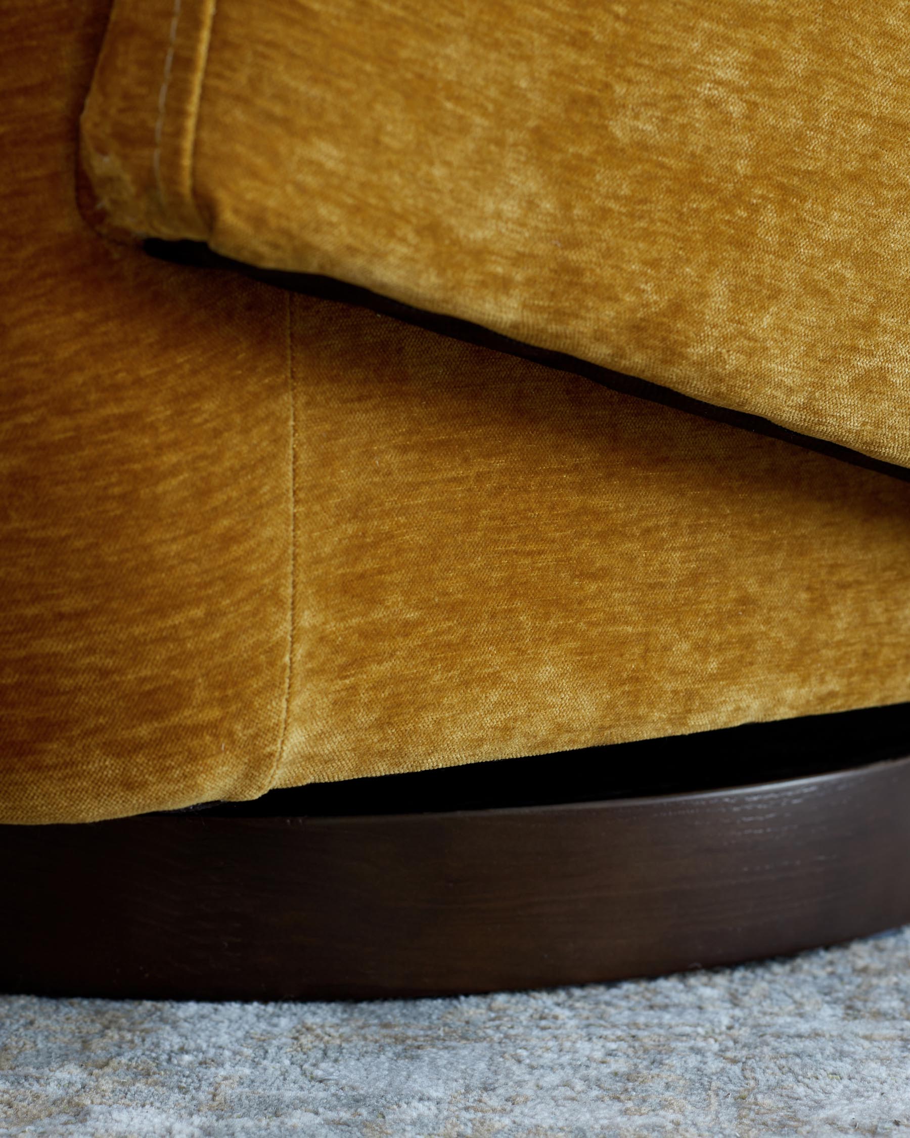 Fauteuil pivotant en chenille ocre Natalia