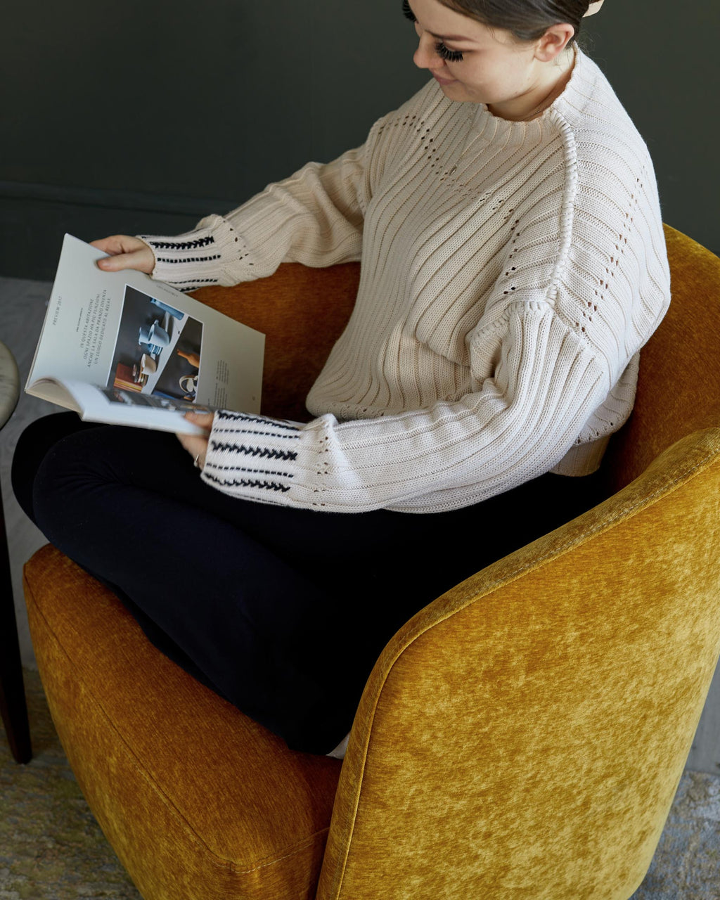 Fauteuil pivotant en chenille ocre Natalia