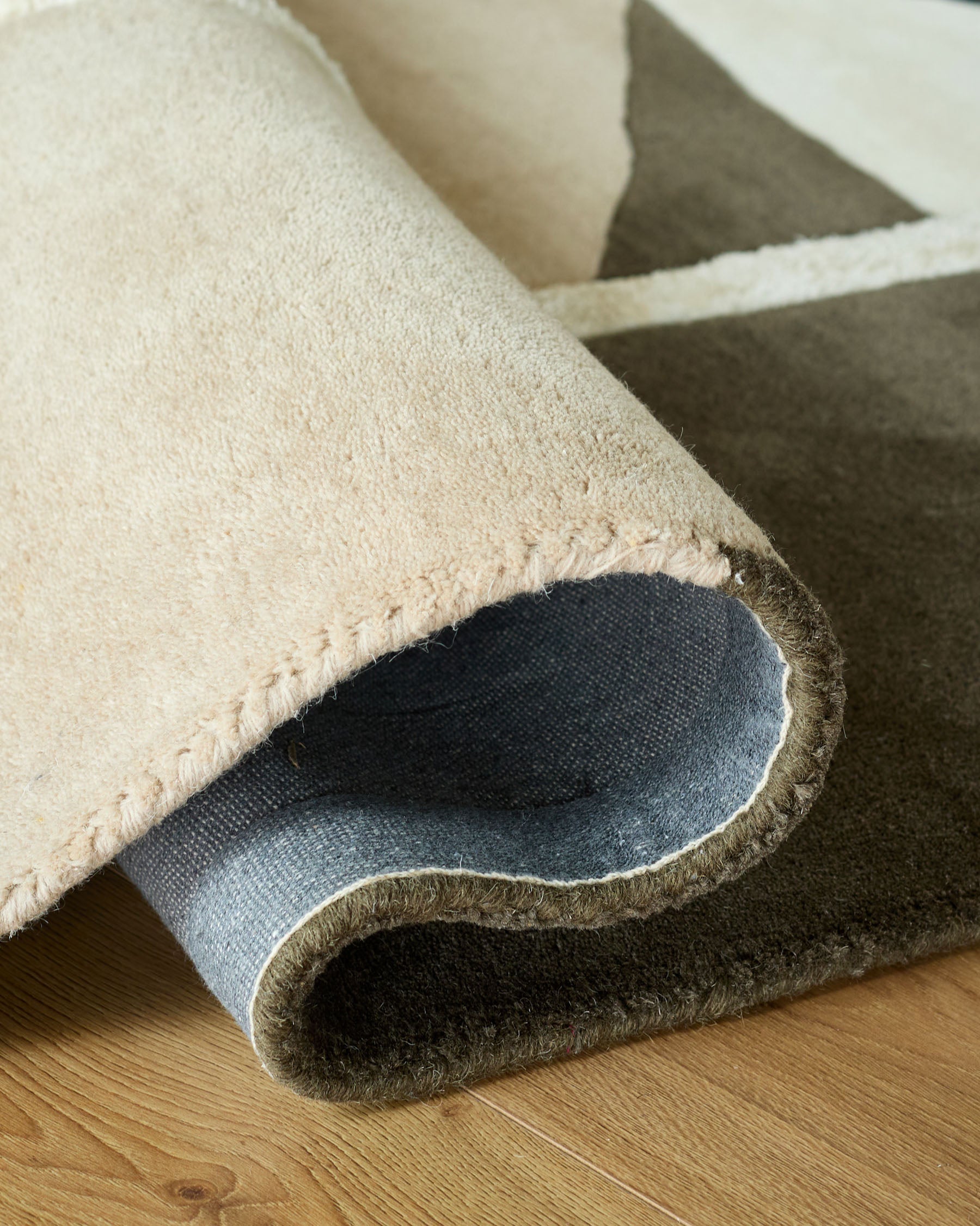 Grand tapis texturé néo-olive et marine