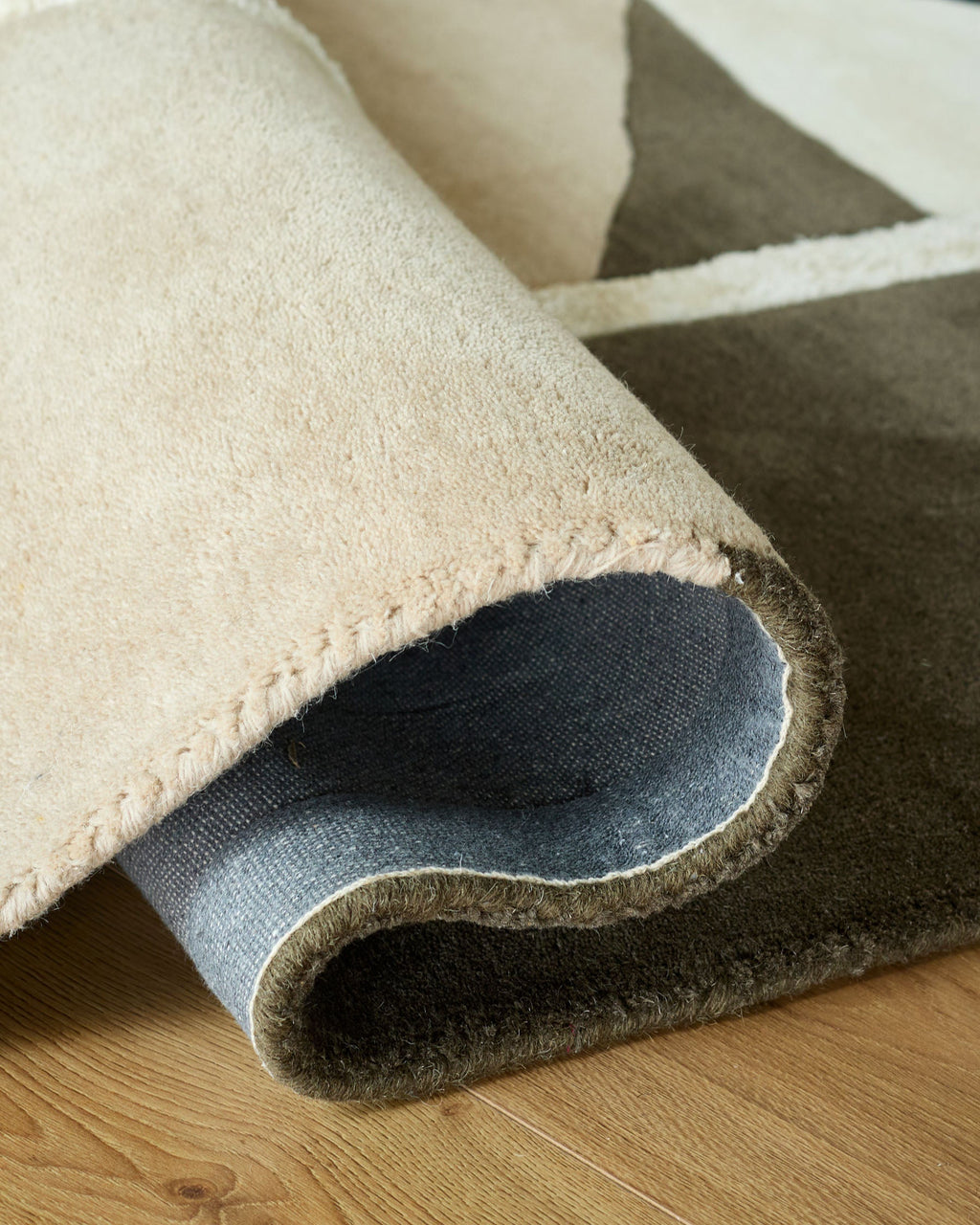 Tapis texturé moyen de couleur olive et marine néo