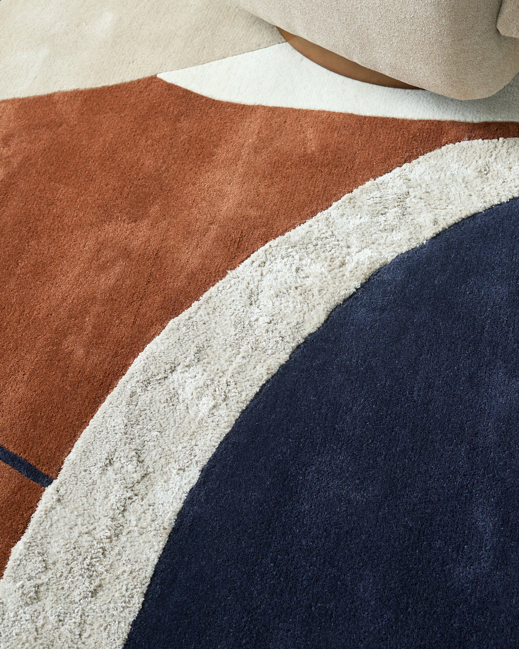 Petit tapis texturé bleu marine néo