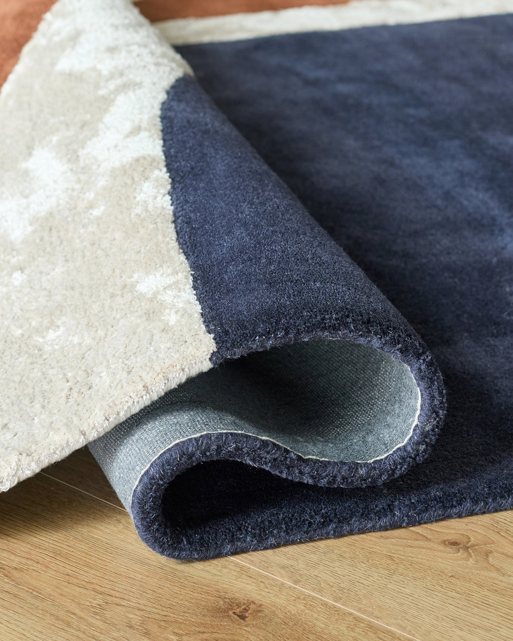 Grand tapis texturé bleu marine néo