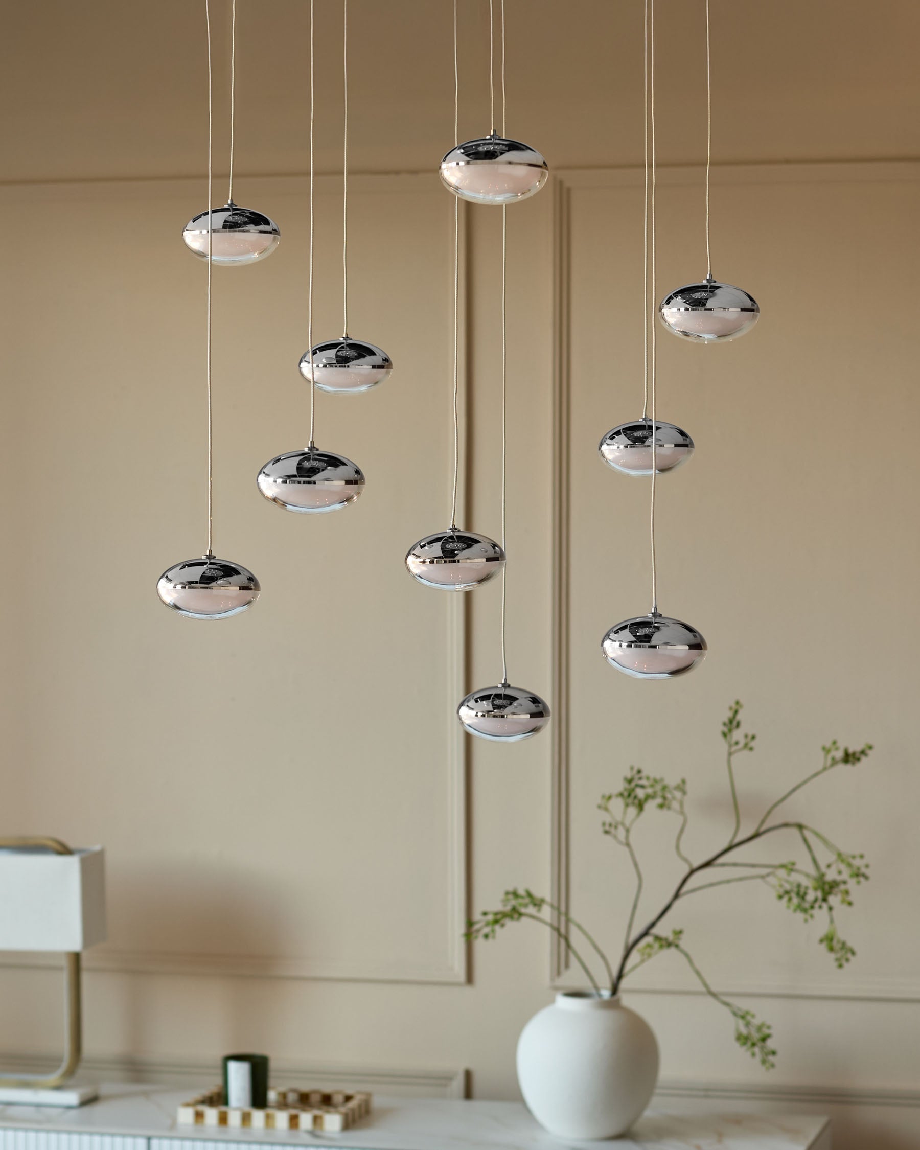 Suspension Nina argentée chromée avec verre transparent et LED réglable à 10 LED