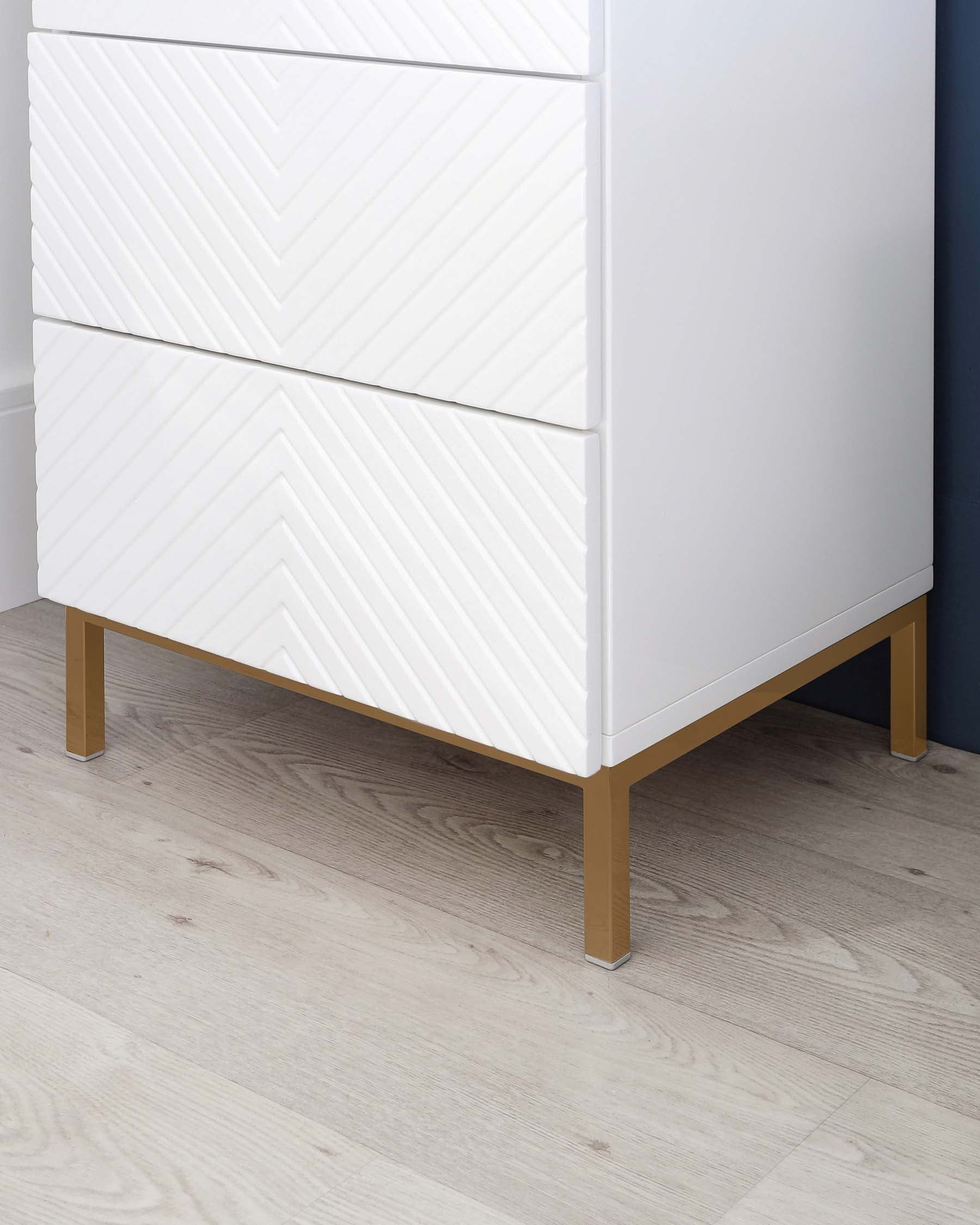 Commode haute Noah blanche brillante avec pieds en laiton