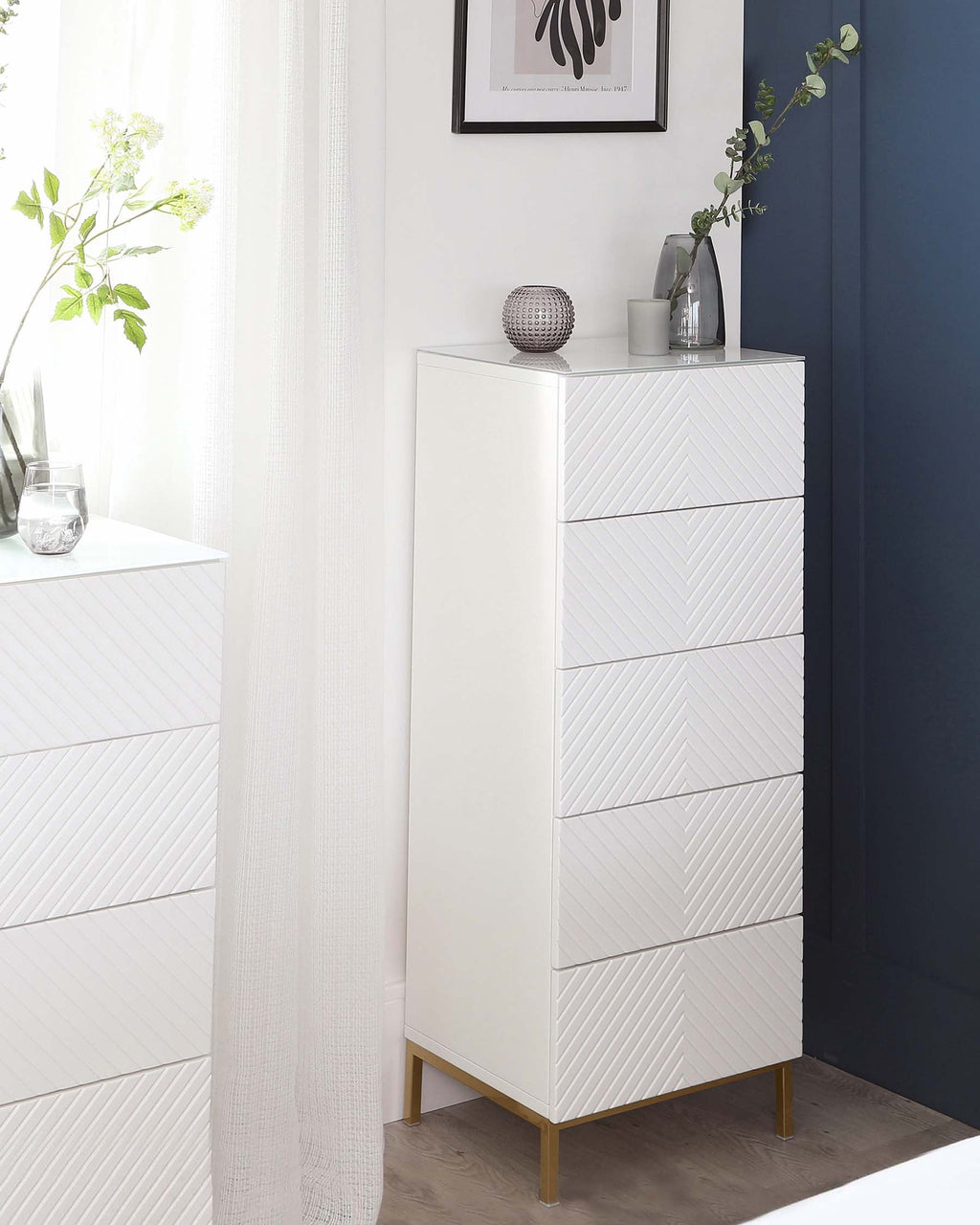 Commode haute Noah blanche brillante avec pieds en laiton
