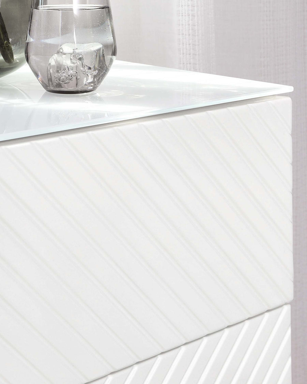 Commode Noah blanche brillante avec pieds en laiton