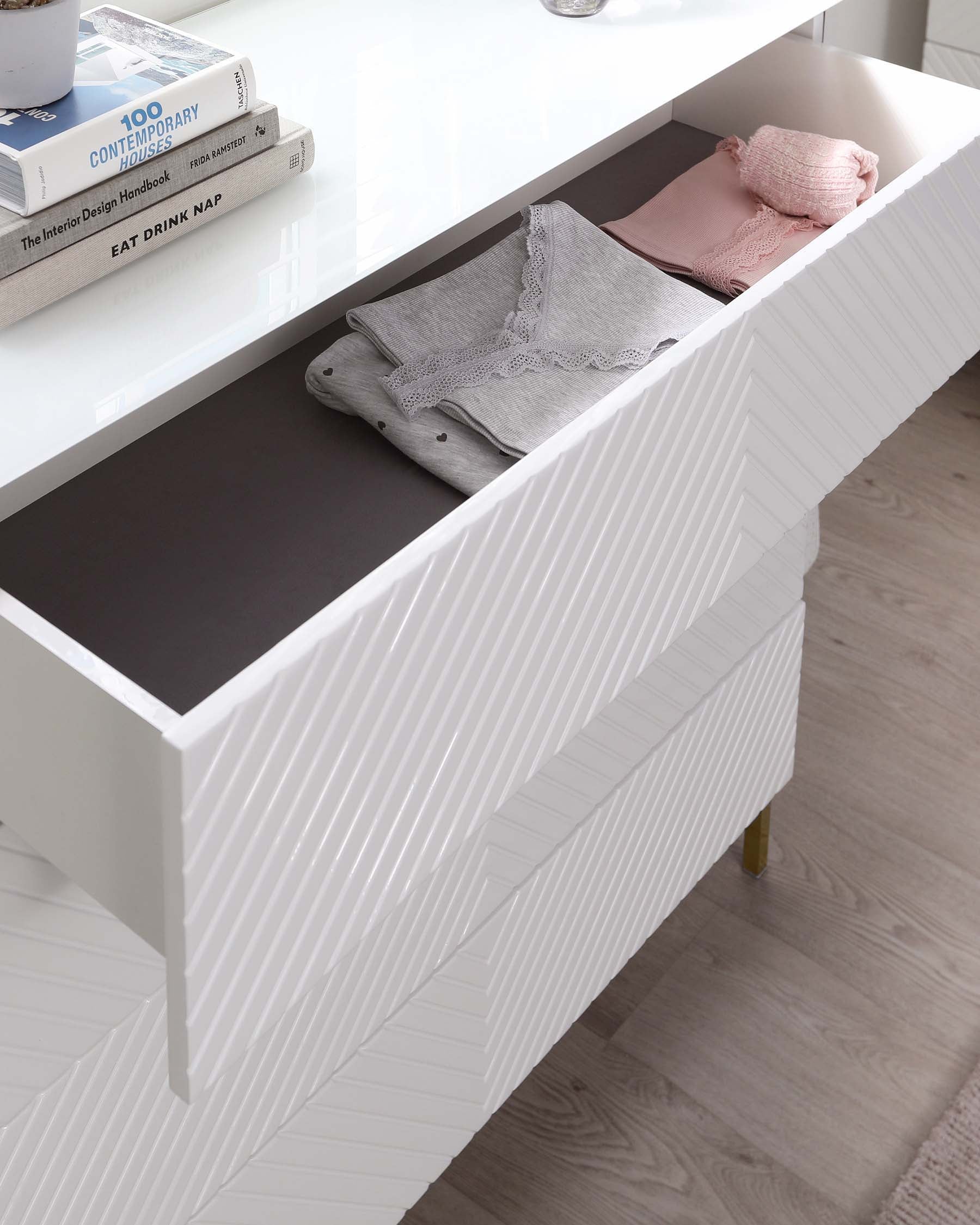 Commode Noah blanche brillante avec pieds en laiton