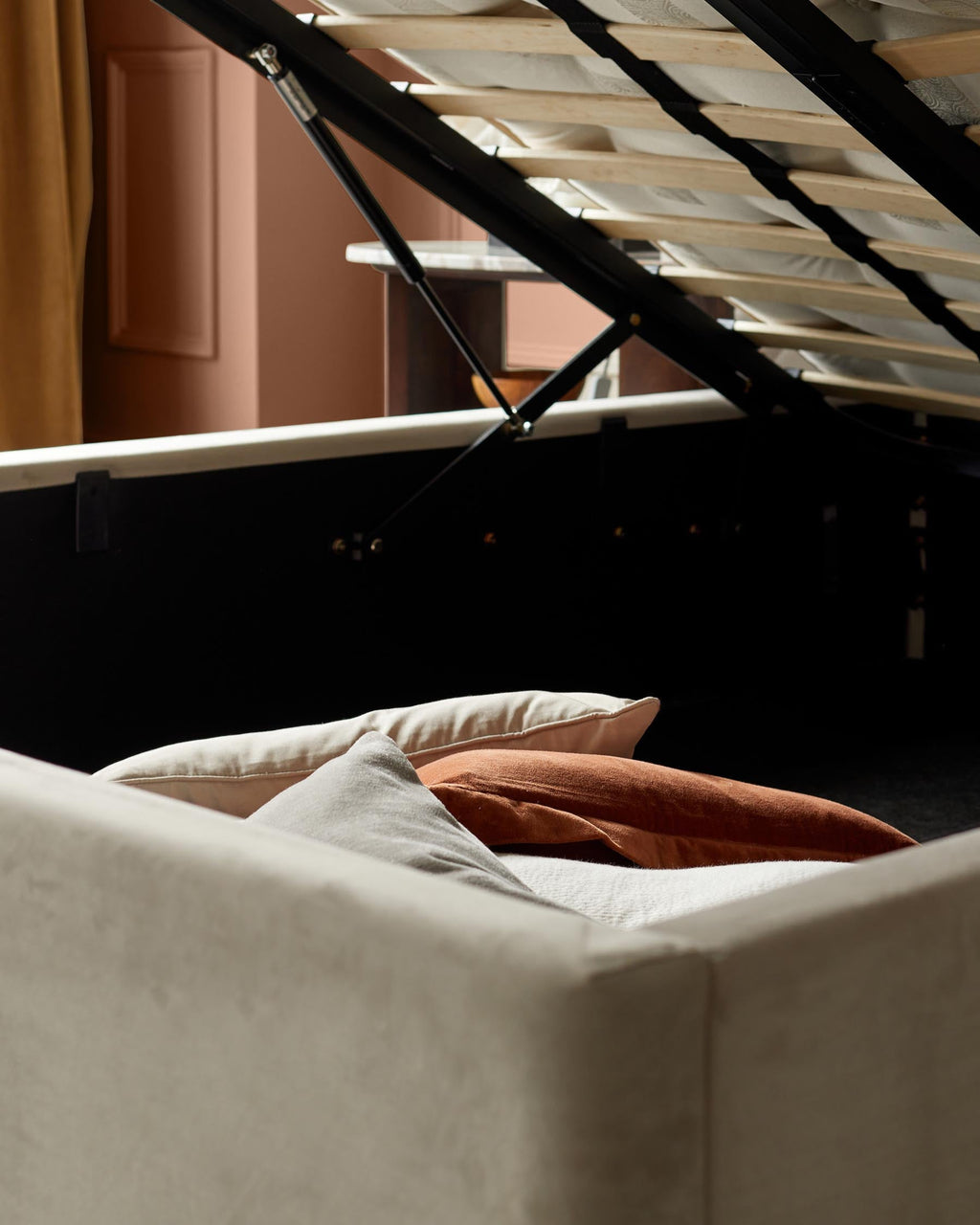 Lit coffre Octavia Luxe en velours champagne, format king size