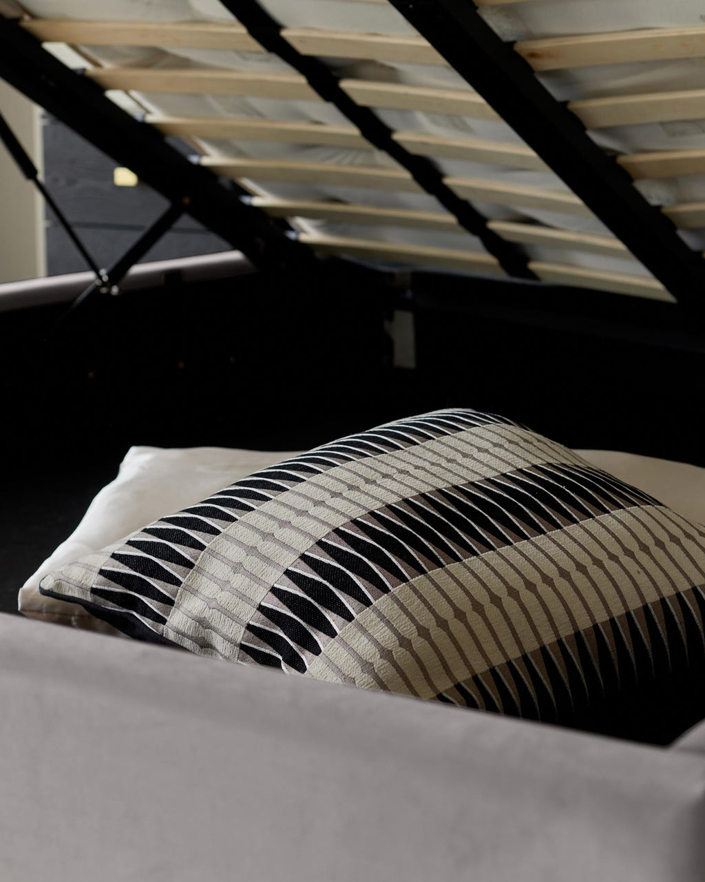 Lit coffre Octavia en velours gris, format super king size