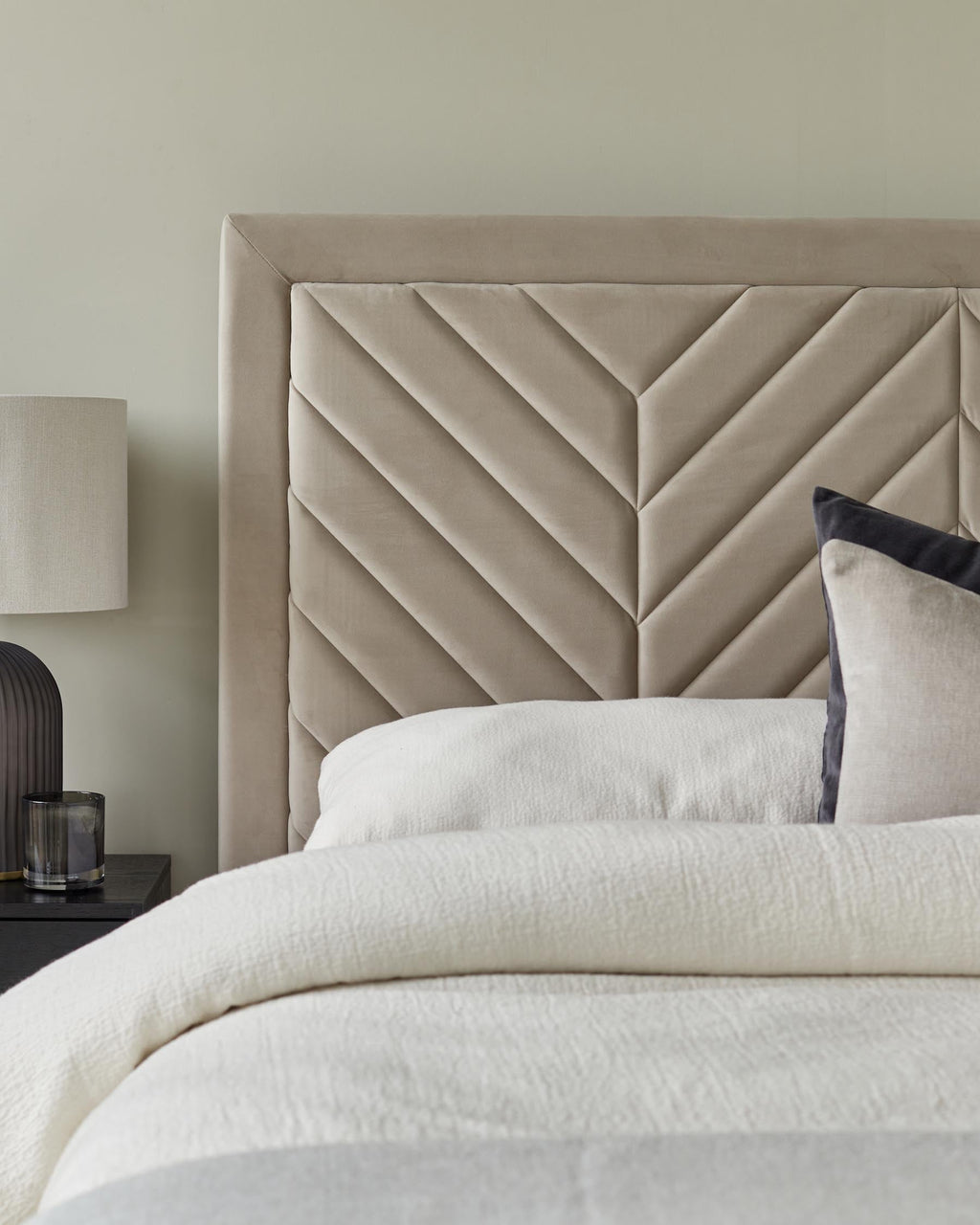 Lit coffre Octavia en velours champagne, format super king, avec coffre