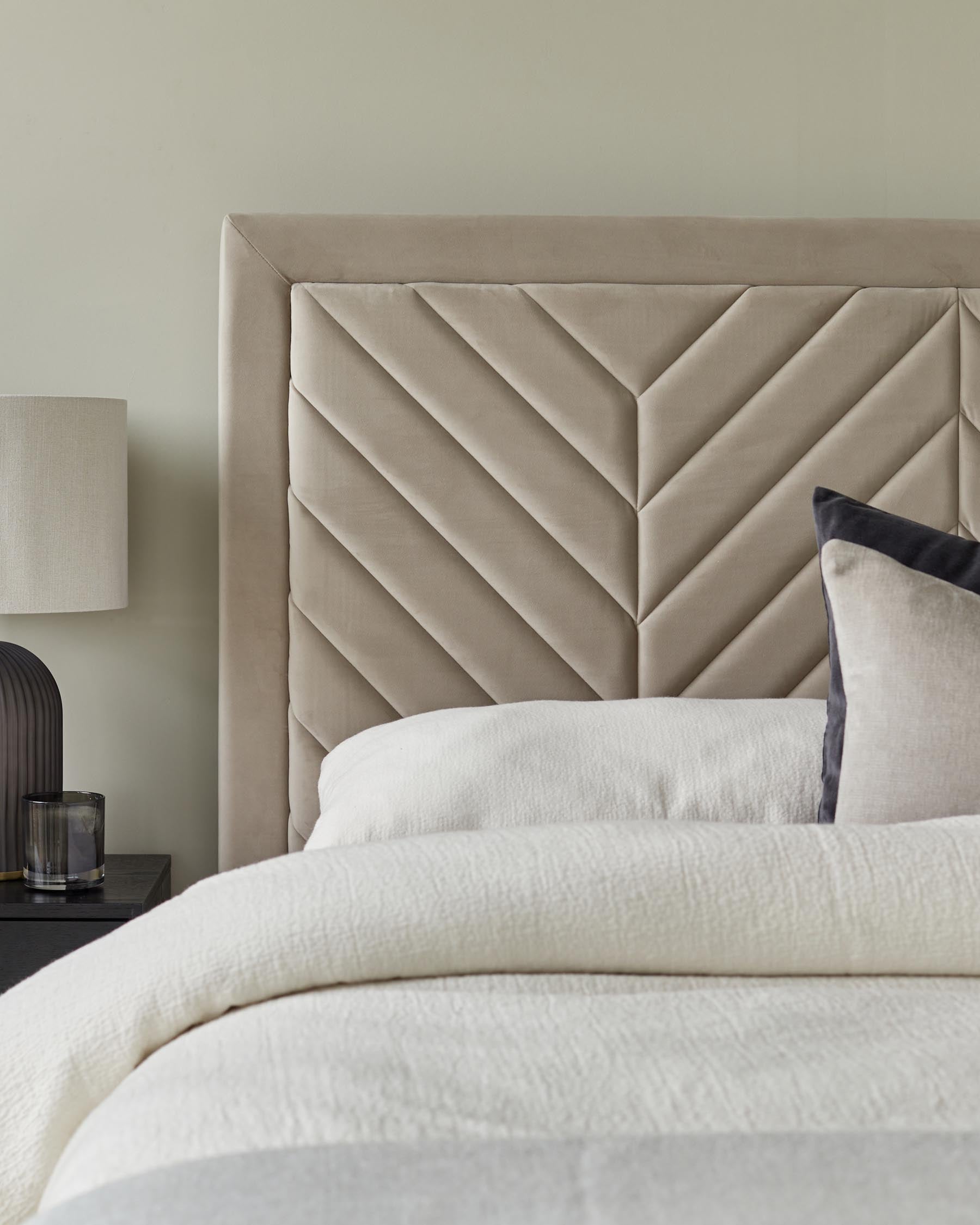 Lit coffre Octavia en velours champagne, format super king, avec coffre